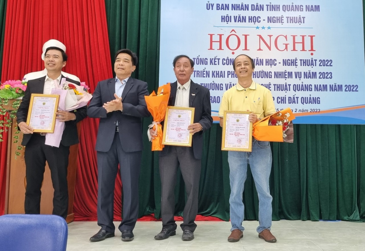 Trao giải nhất Tặng thưởng VH-NT Quảng Nam năm 2022. Ảnh: B.C