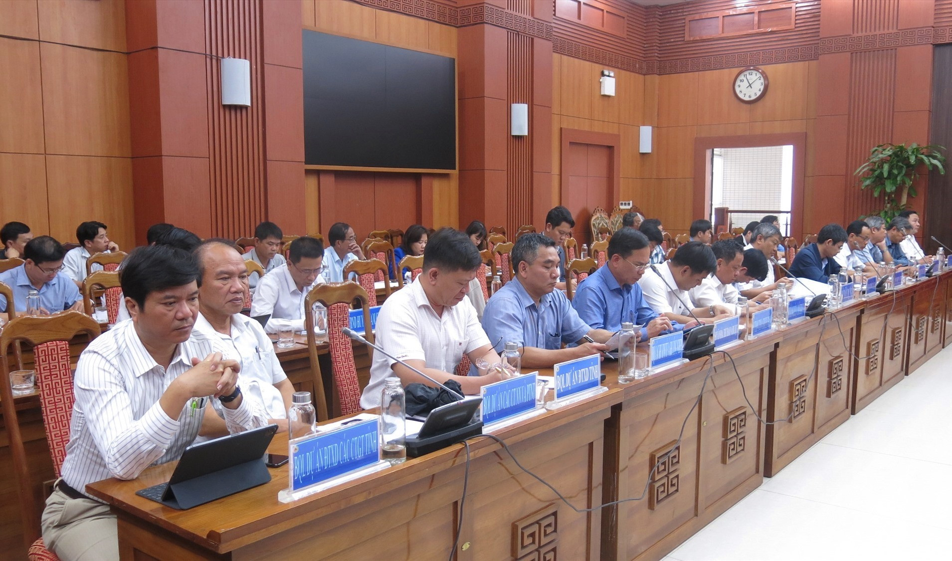 Các đại biểu tham dự cuộc họp về đầu tư xây dựng cơ bản sáng 15/2/2023 tại hội trường số 2 UBND tỉnh Quảng Nam