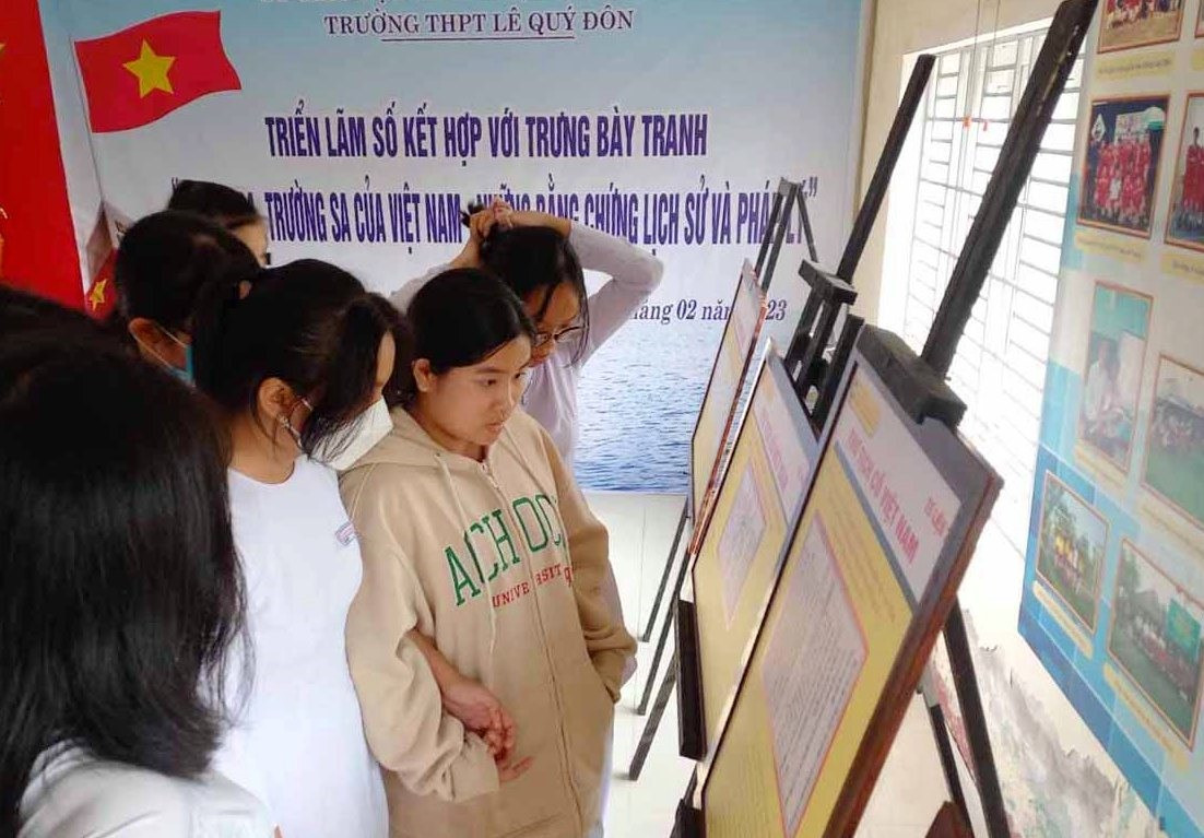 Triển lãm, trưng bày “Hoàng Sa, Trường Sa của Việt Nam - những bằng chứng lịch sử và pháp lý” tại Trường THPT Lê Quý Đôn (Tam Kỳ) thu hút sự quan tâm của học sinh. Ảnh: NGÀN THƯƠNG