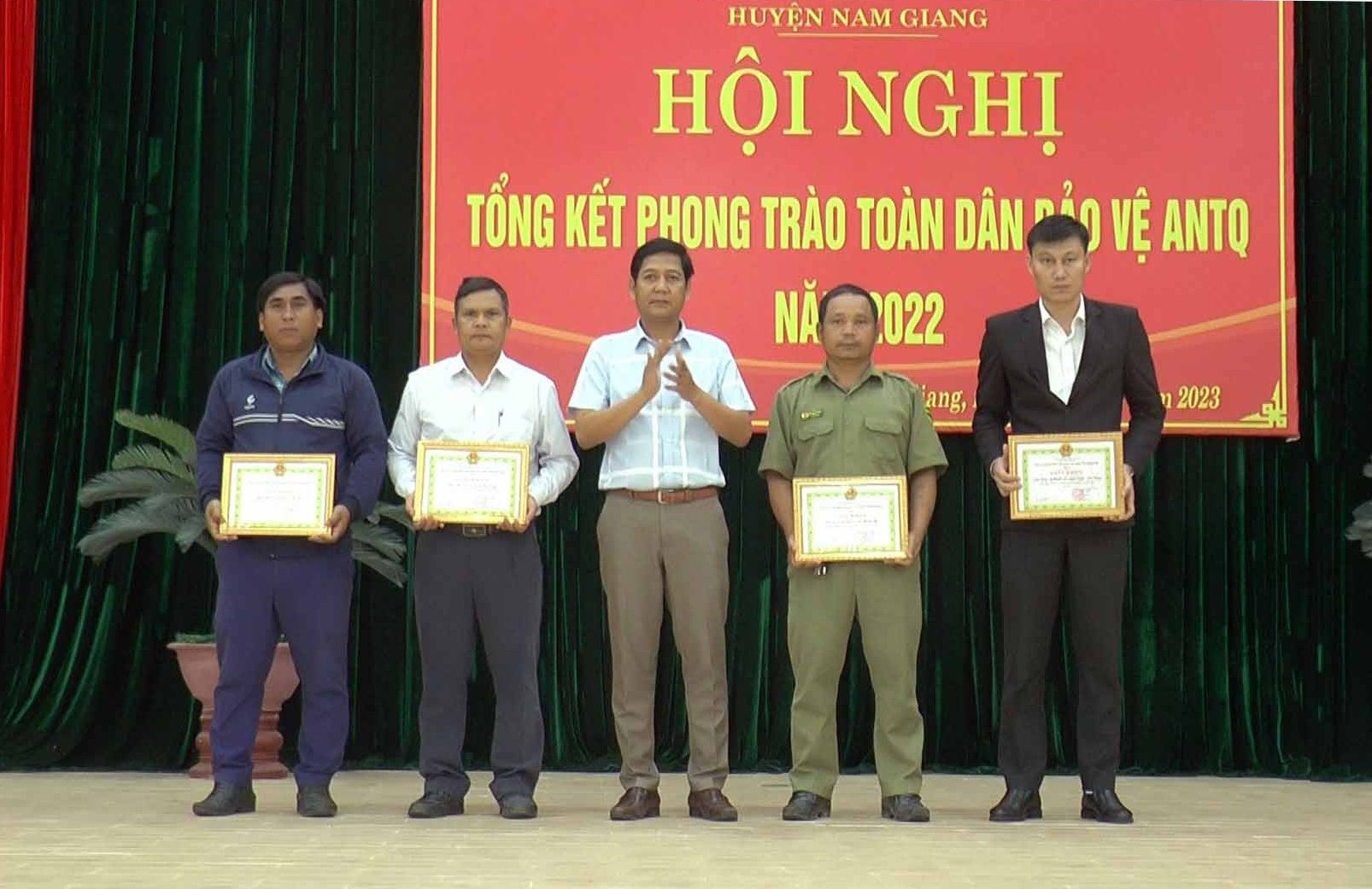 Lãnh đạo huyện Nam Giang tặng giấy khen cho các tập thể thực hiện tốt phong trào ANTQ năm 2022.