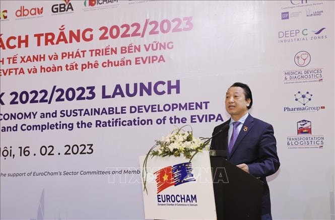 Phó Chủ tịch Liên đoàn Thương mại và Công nghiệp Việt Nam (VCCI) Nguyễn Quang Vinh trình bày tham luận. Ảnh: Trần Việt/TTXVN