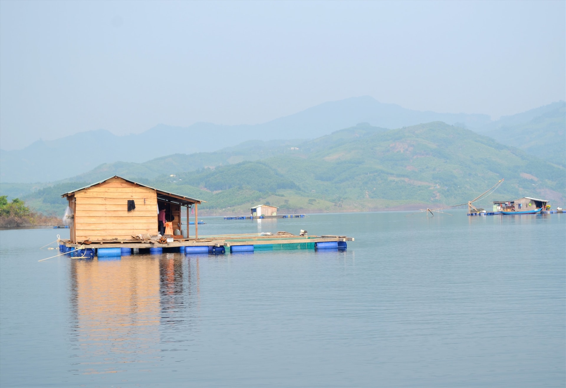 Người dân nuôi và đánh bắt thủy sản hiệu quả ở lòng hồ thủy điện Sông Tranh 2. Ảnh: VIỆT NGUYỄN