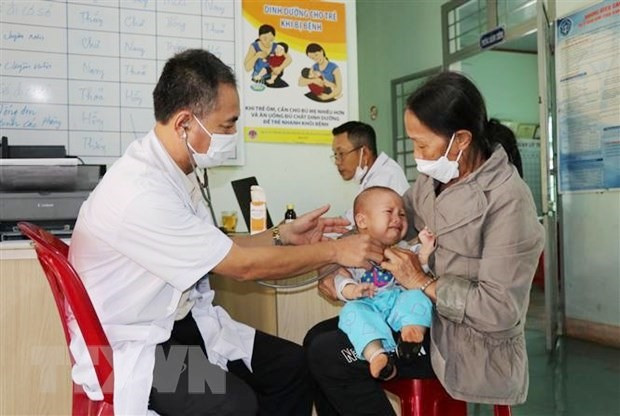 Nhân viên y tế tuyến xã thuộc tỉnh Gia Lai khám bệnh cho người dân khu vực biên giới. (Ảnh: Hồng Điệp/TTXVN)