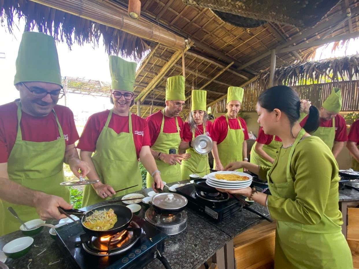 Du khách học nấu ăn tại làng rau Trà Quế. Ảnh: V.L