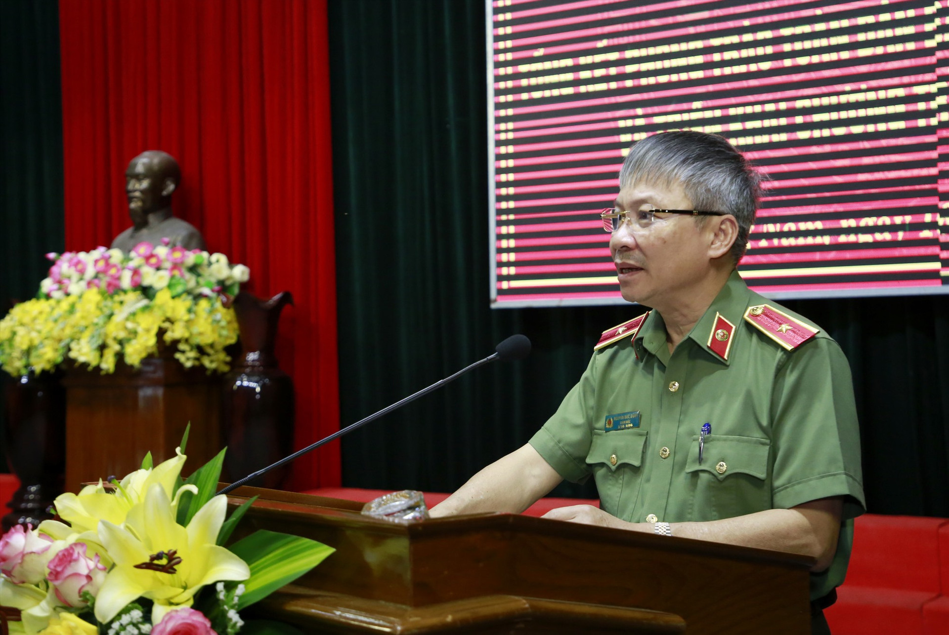 Thiếu tướng Nguyễn Đức Dũng - Giám đốc Công an tỉnh phát biểu tại hội nghị. Ảnh: T.C