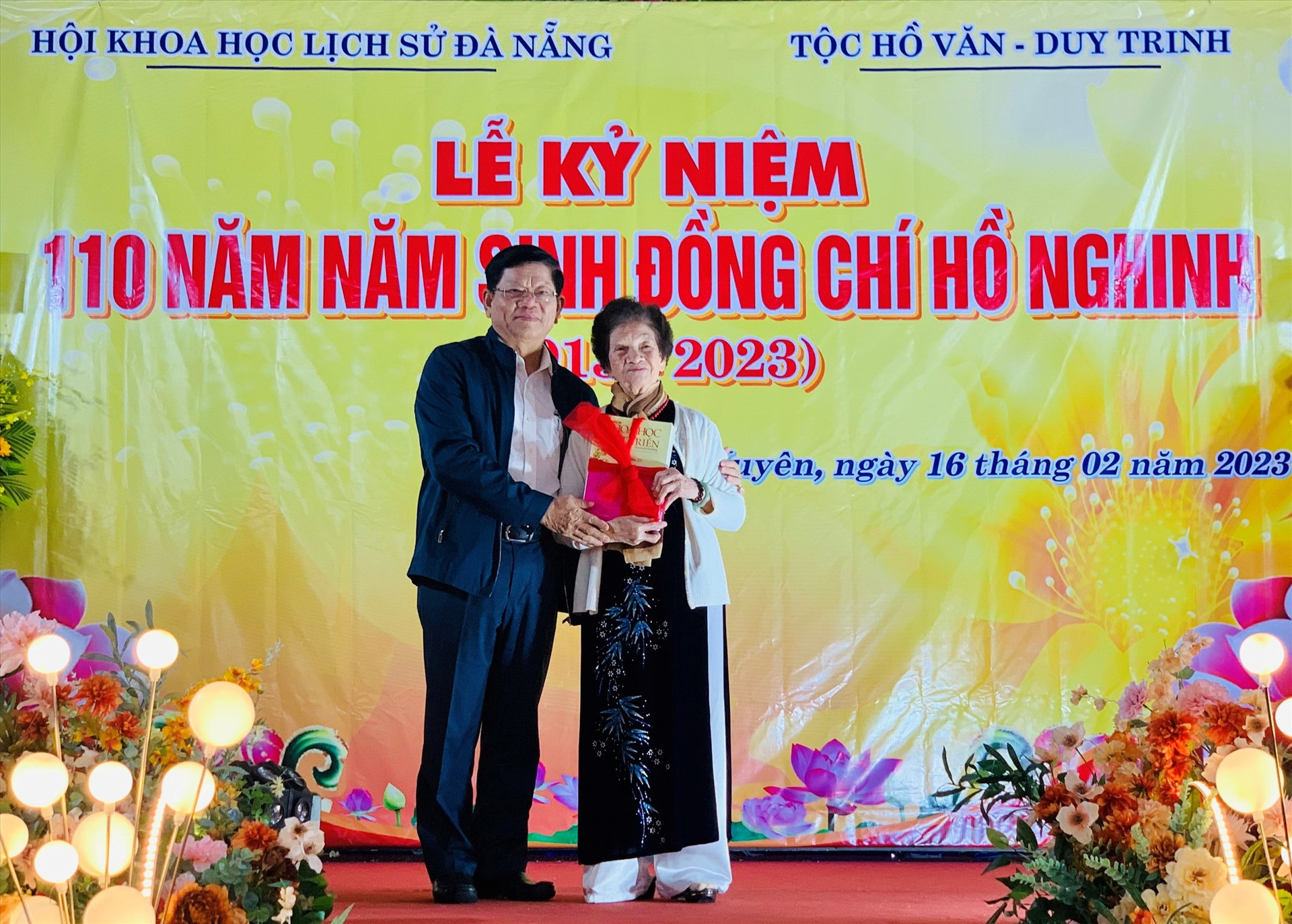 Liên hiệp Các hội khoa học kỹ thuật TP.Đà Nẵng trao tặng đặc san Khoa học và Phát triển cho đại diện gia đình đồng chí Hồ Nghinh.     Ảnh: N.T