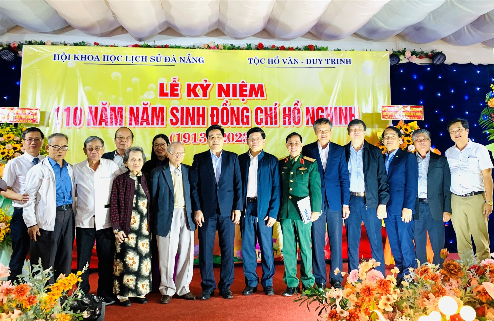Đại diện lãnh đạo Thành ủy Đà Nẵng và Tỉnh ủy Quảng Nam chụp hình lưu niệm cùng gia đình đồng chí Hồ Nghinh.  Ảnh: N.T