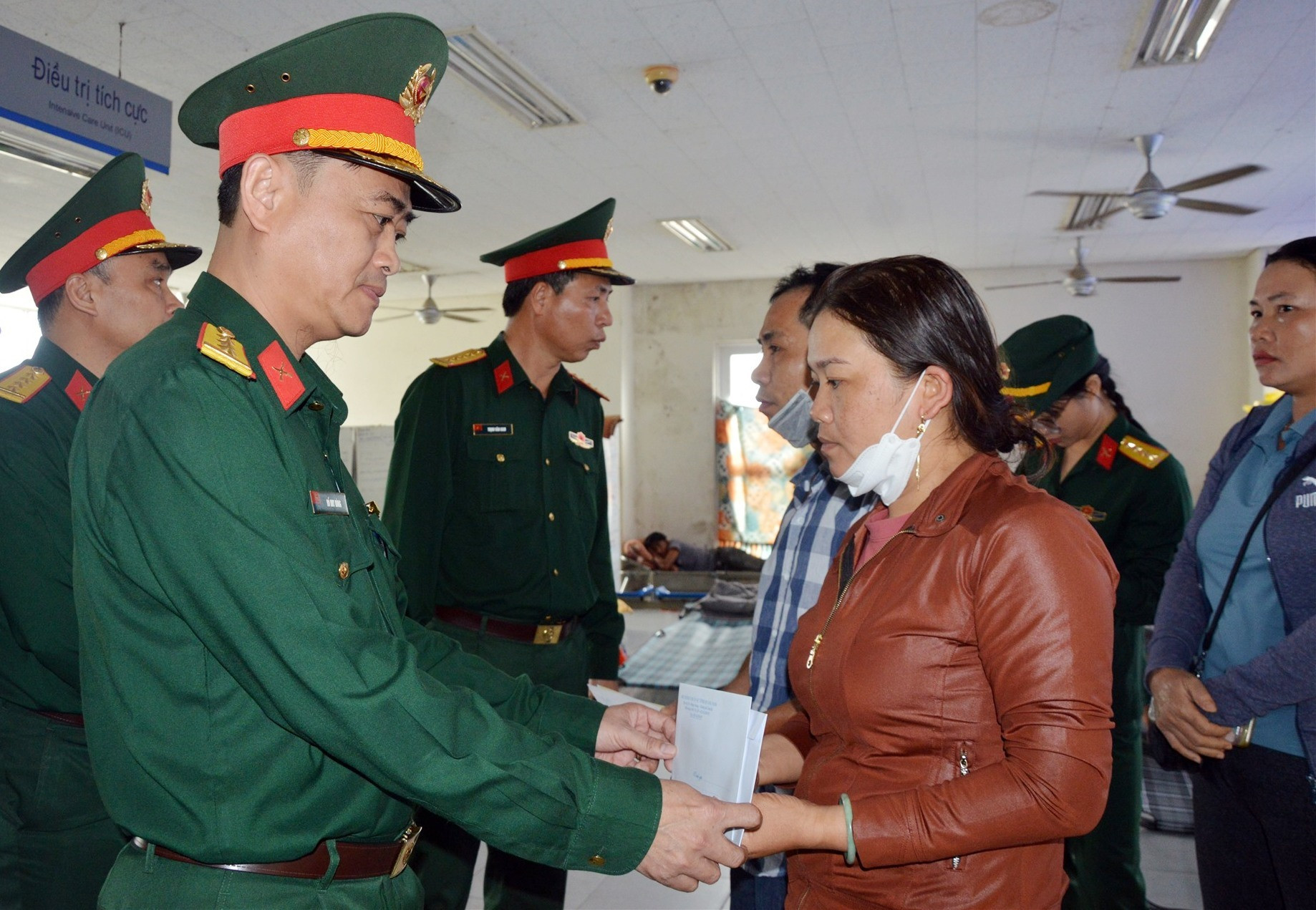 Quân khu 5 và Bộ CHQS tỉnh trao tiền hỗ trợ gia đình có nạn nhân bị thương trong vụ tai nạn giao thông.