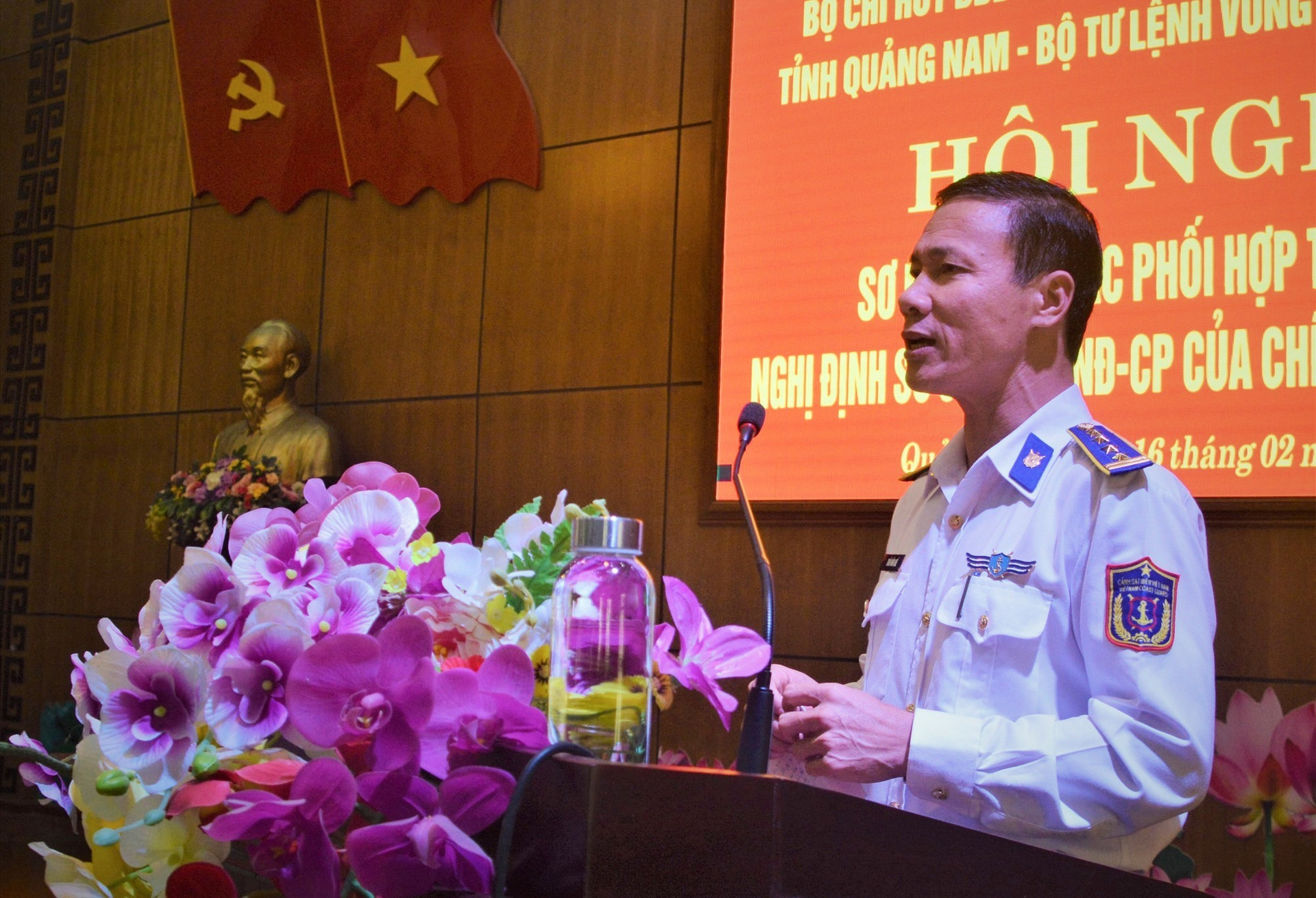 Đại tá Trần Hồng Quế - Phó Chính uỷ Vùng Cảnh sát biển 2 phát biểu tại hội nghị. Ảnh: N.T