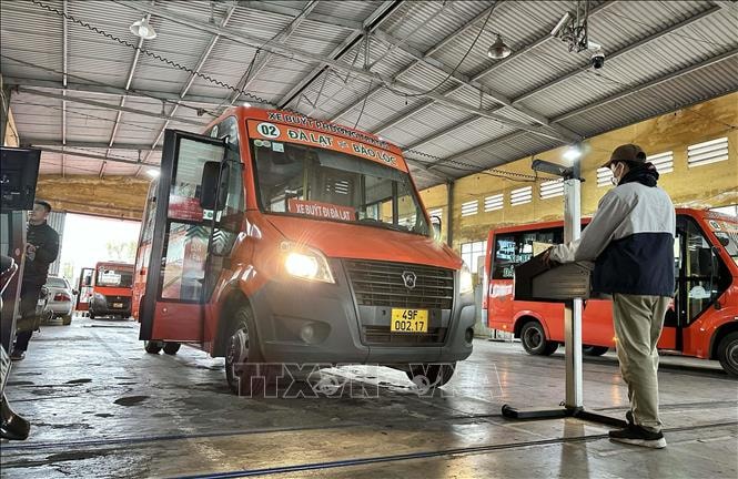 Cán bộ kỹ thuật tại Trạm đăng kiểm 49-01S tại thành phố Đà Lạt (Lâm Đồng) thực hiện quy trình kiểm định cho phương tiện. Ảnh: Nguyễn Dũng/TTXVN