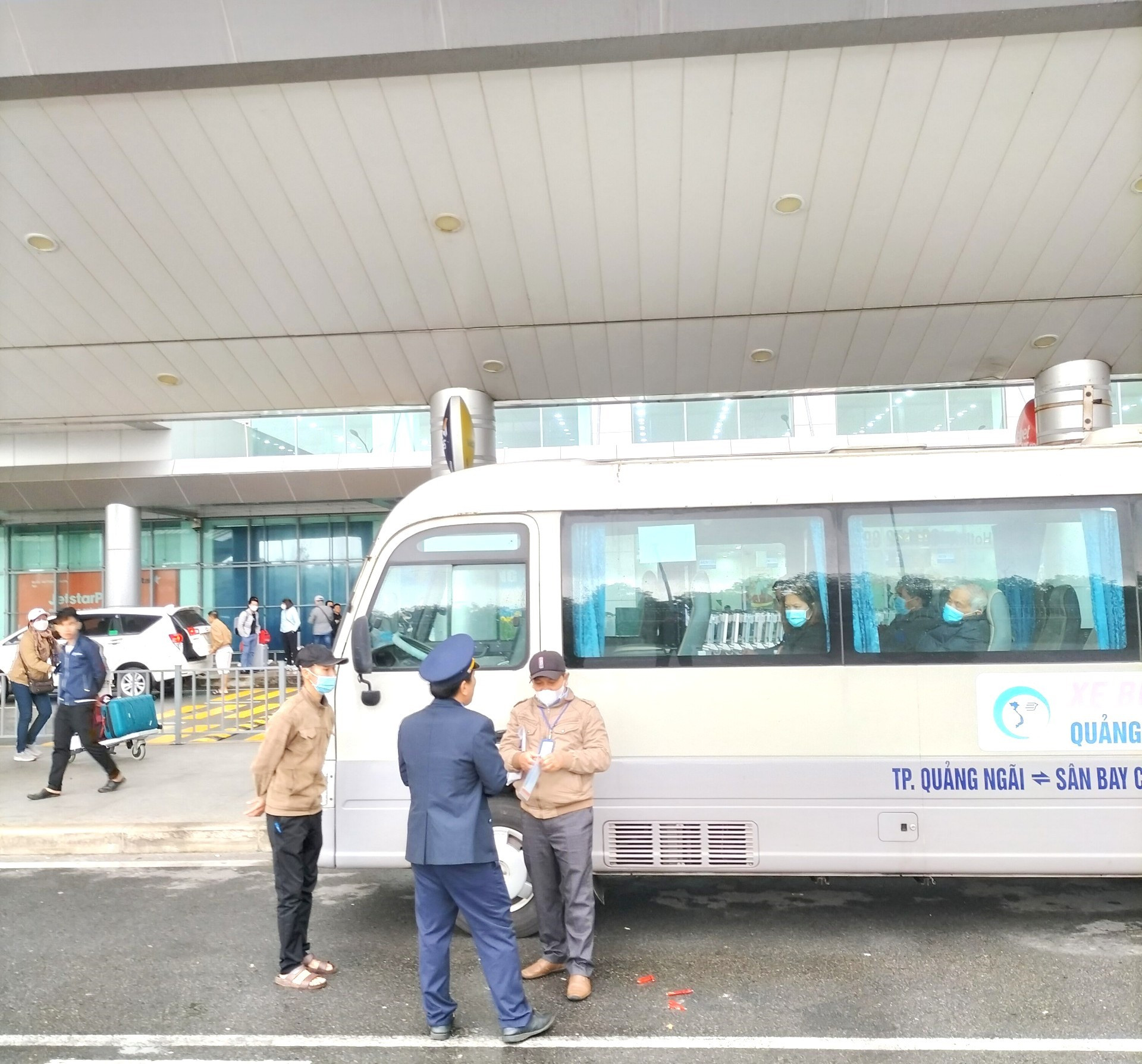 Thanh tra Sở GTVT sẽ tăng cường kiểm tra xe chở khách tại Cảng hàng không Chu Lai. Ảnh: T.C.T