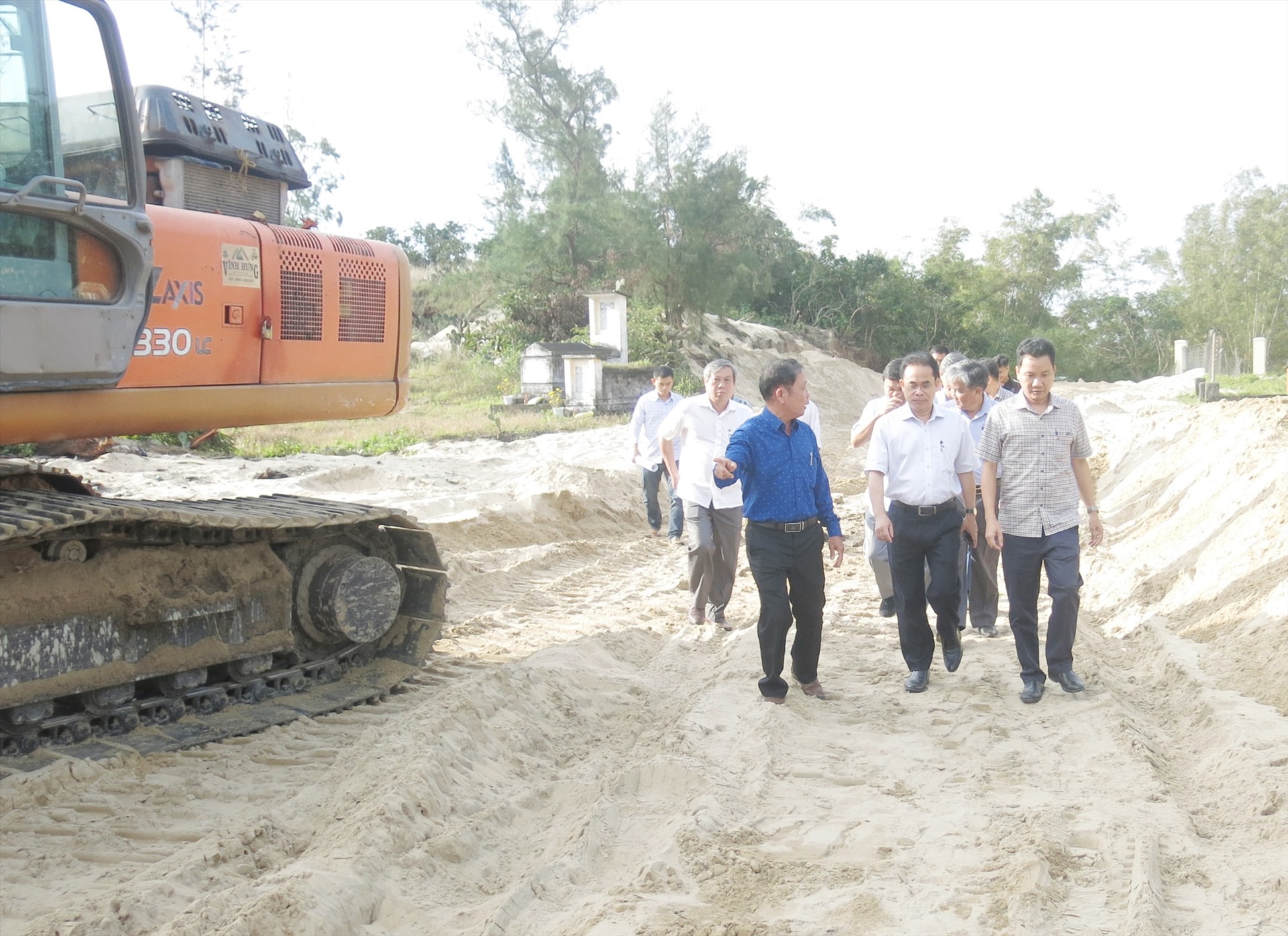 Việc lãnh đạo tỉnh liên tục tiến hành những cuộc kiểm tra, đôn đốc các chủ đầu tư, chính quyền địa phương nhanh chóng hoàn thiện các dự án đầu tư công hỗ trợ doanh nghiệp trong việc xử lý nước thải sẽ giúp gia tăng tính năng động của chính quyền địa phương. Ảnh chụp tại dự án hệ thống thoát nước các dự án ven biển phía bắc thị xã Điện Bàn (giai đoạn 2). Ảnh: T.D