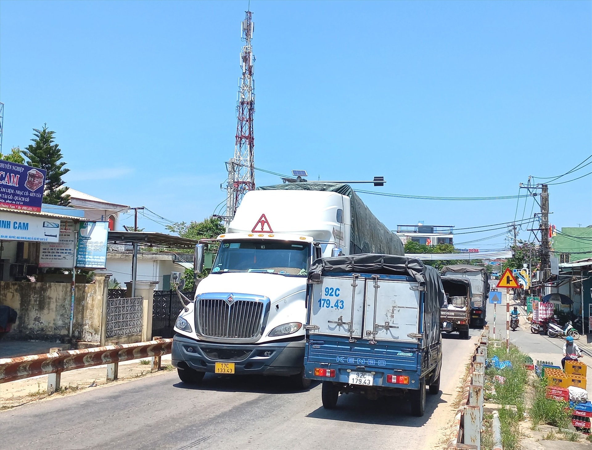 Cầu Phong Thử hiện trạng là “nút thắt cổ chai”, tiềm ẩn tai nạn giao thông. Ảnh: T.C.T