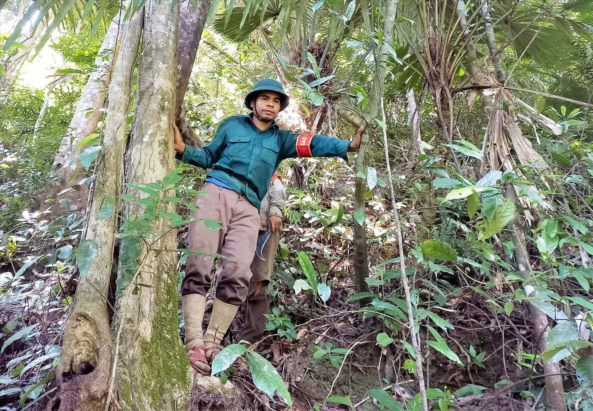 Nhóm BVR cộng đồng tham gia tuần tra, kiểm soát diện tích rừng quản lý. Ảnh: ALĂNG NGƯỚC