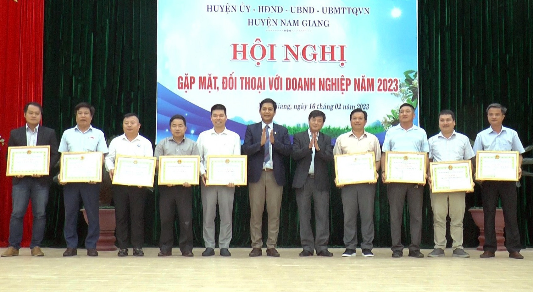 Lãnh đạo huyện Nam Giang tặng giấy khen cho các tập thể có nhiều đóng góp cho phát triển kinh tế-xã hội huyện.