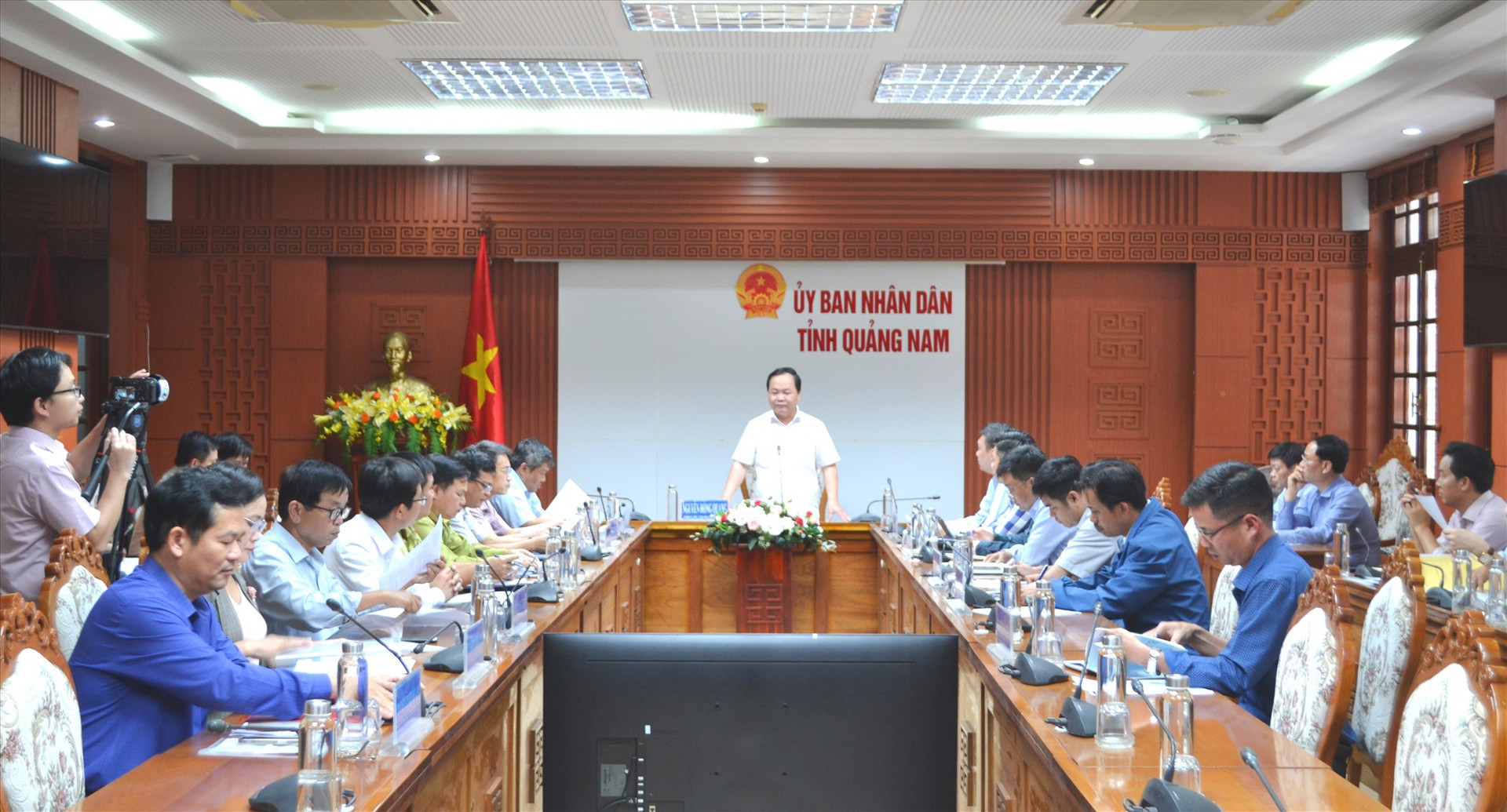Phó Chủ tịch UBND tỉnh Nguyễn Hồng Quang chủ trì cuộc họp chiều 17/2. Ảnh: CT