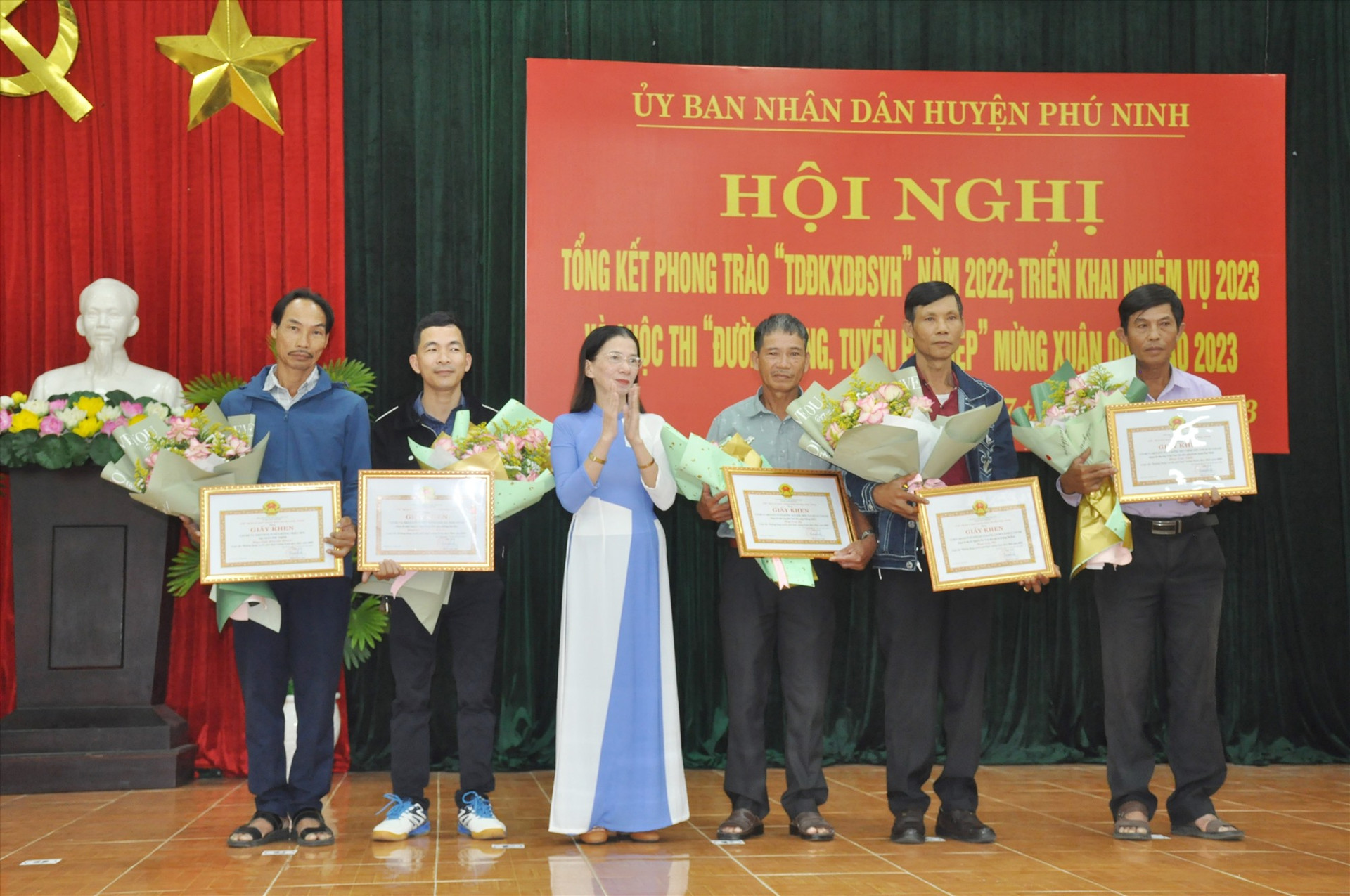 Lãnh đạo UBND huyện Phú Ninh trao tặng Giấy khen của UBND huyện cho người dân 5 tuyến đường đoạt giải cuộc thi “Đường làng, tuyến phố đẹp” mừng xuân Quý Mão năm 2023. Ảnh: N.Đ