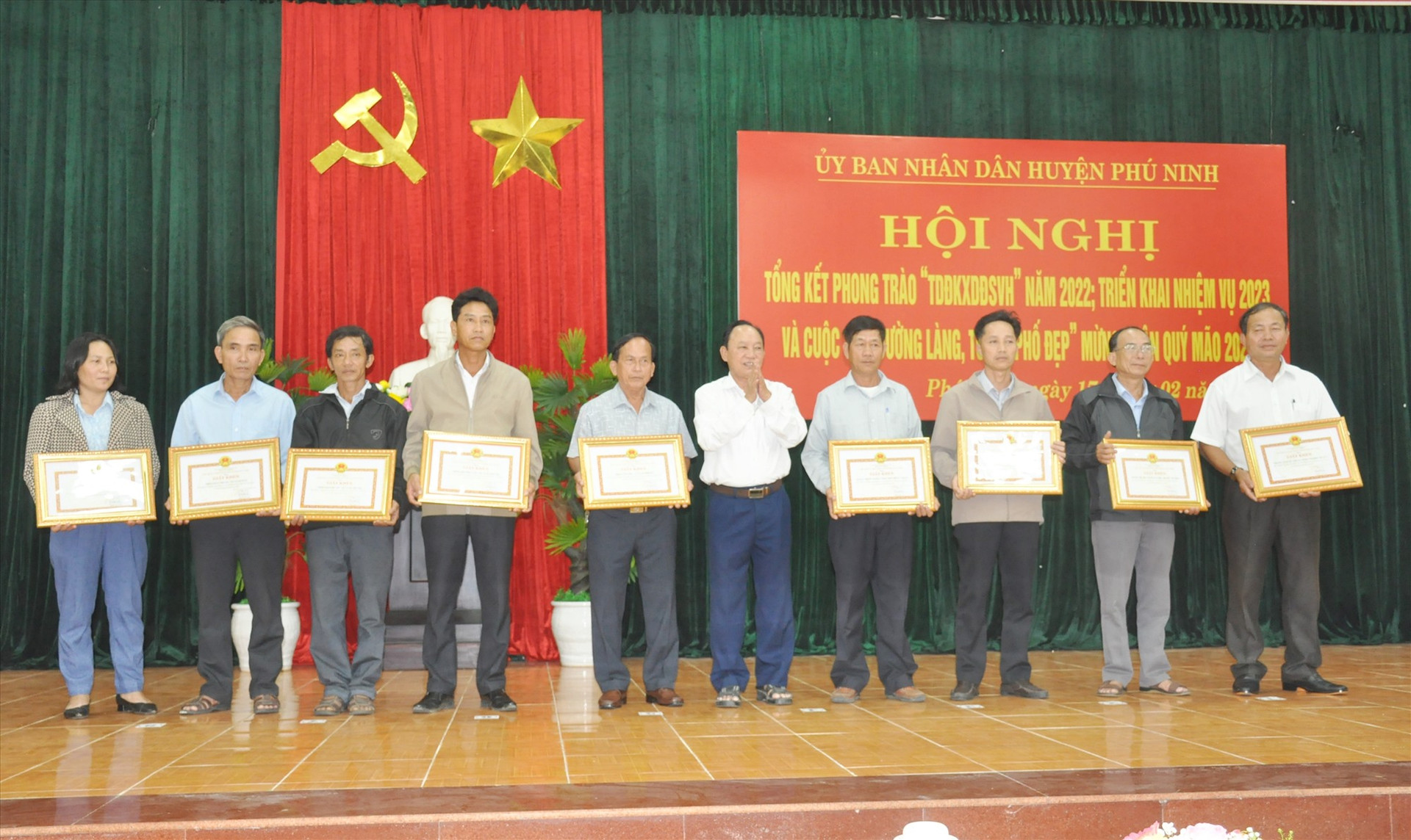 Lãnh đạo huyện Phú Ninh trao tặng Giấy khen của UBND huyện cho các tập thể có thành tích xuất sắc trong phong trào “Toàn dân đoàn kết xây dựng đời sống văn hóa” trên địa bàn huyện năm 2022. Ảnh: N.Đ