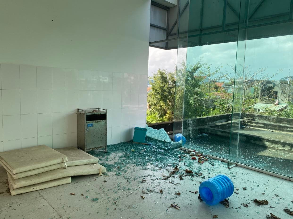Cửa kính Phòng khám Đa khoa Khu công nghiệp Điện Nam – Điện Ngọc bị vỡ nát vương vãi trên sàn nhà. Ảnh: V.L