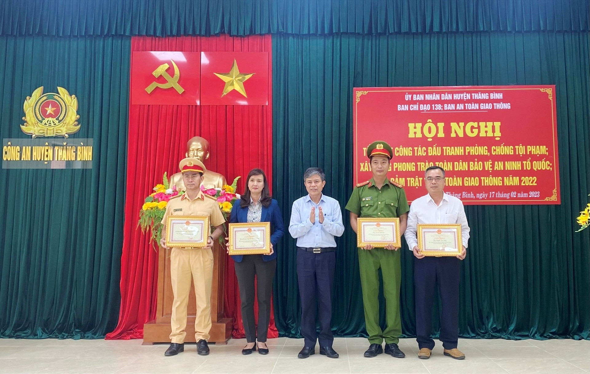 Chủ tịch UBND huyện Võ Văn Hùng trao giấy khen cho các tập thể, cá nhân xuất sắc. Ảnh: Đ.H