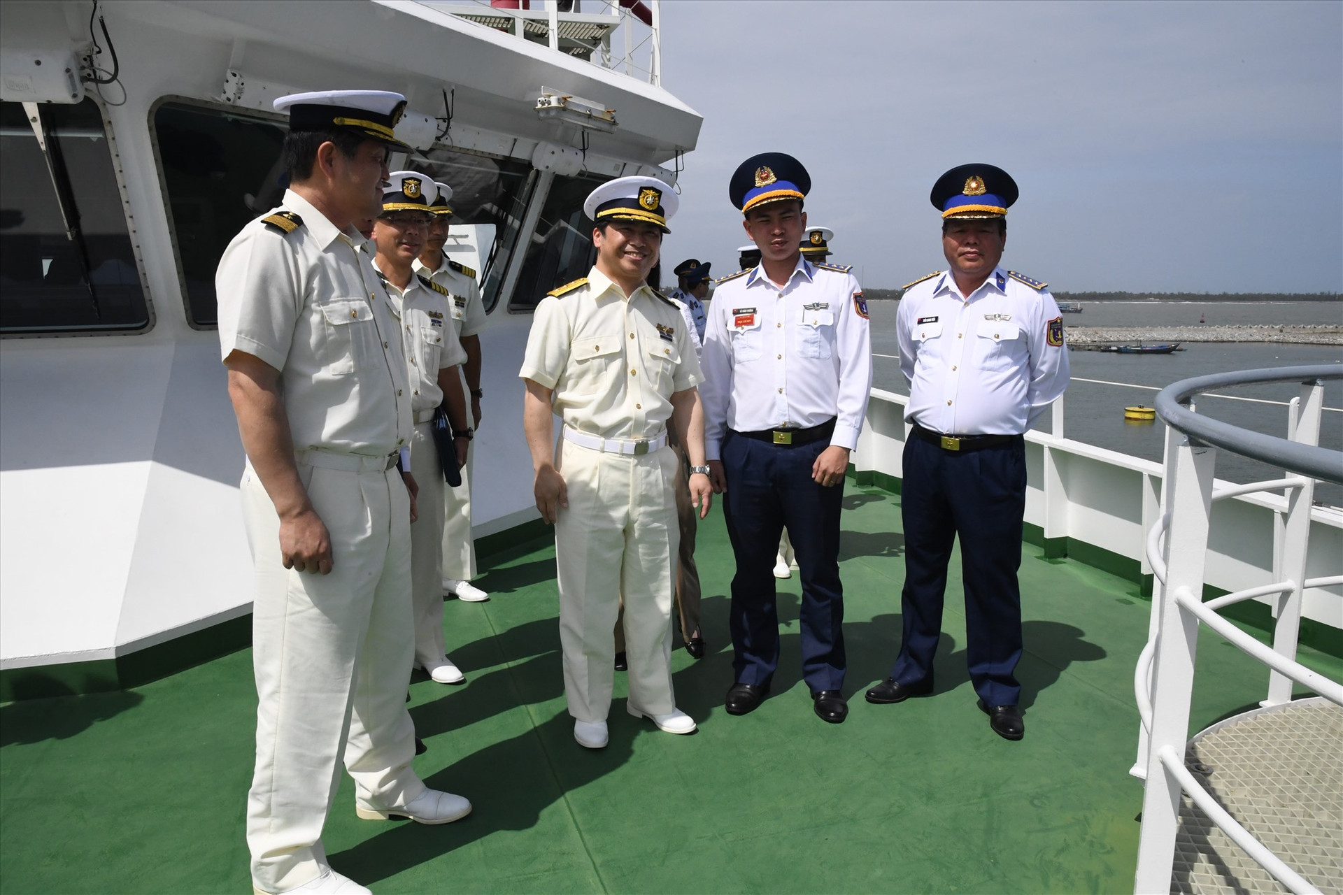 Đoàn công tác của Nhật Bản thăm tàu CSB 8002. Ảnh: N.T