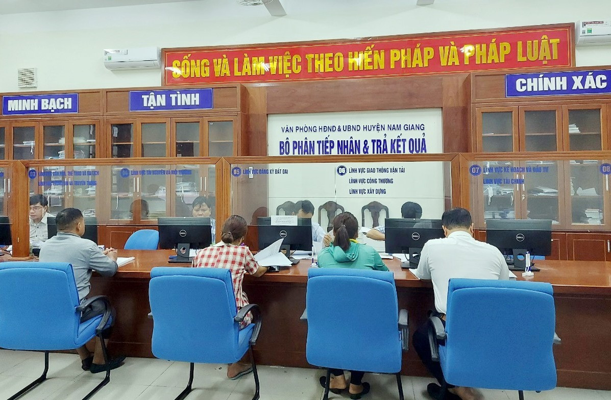 Bộ phận một cửa huyện Nam Giang giải quyết thủ tục hành chính cho người dân.