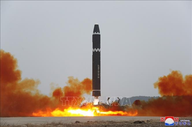 (Ảnh do Hãng thông tấn Trung ương Triều Tiên KCNA đăng phát): Tên lửa đạn đạo liên lục địa của Triều Tiên được phóng thử tại sân bay quốc tế Bình Nhưỡng ngày 18/2/2023. Ảnh: KCNA/TTXVN
