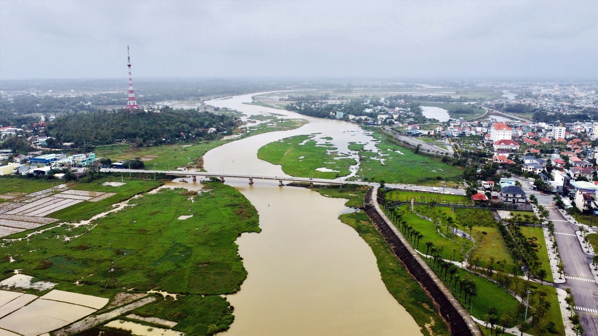 Tam Kỳ là đô thị “đậm đặc” yếu tố nước và đang loay hoay với bài toán giảm thiểu ngập lụt trong mùa mưa. Ảnh: H.S