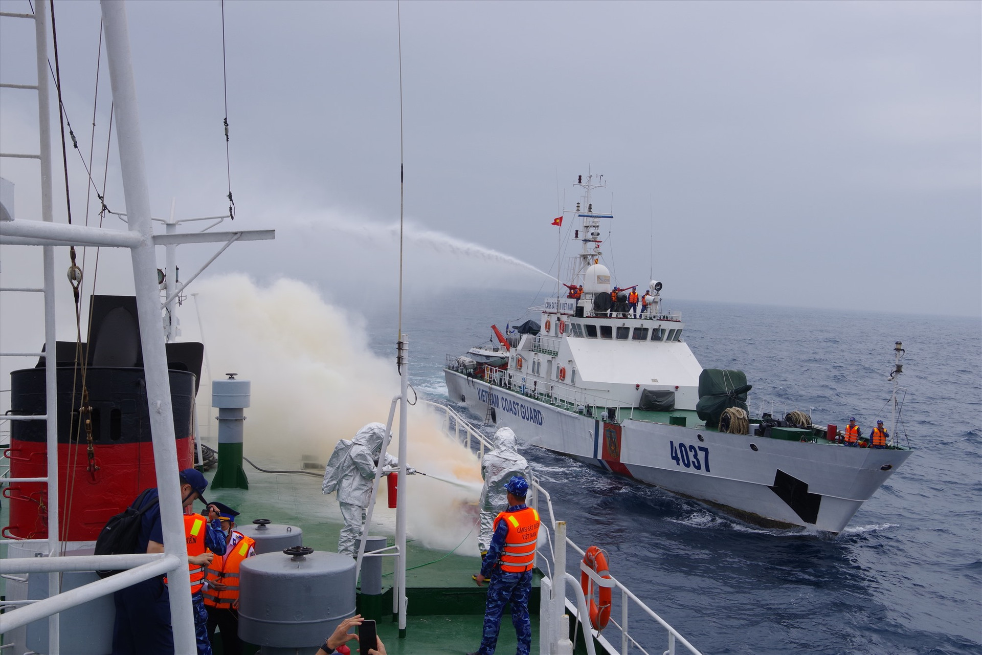 Tàu của Bộ tư lệnh vùng Cảnh sát biển 2 tham gia luyện tập chung trên biển với tàu SETTSU. Ảnh: N.T