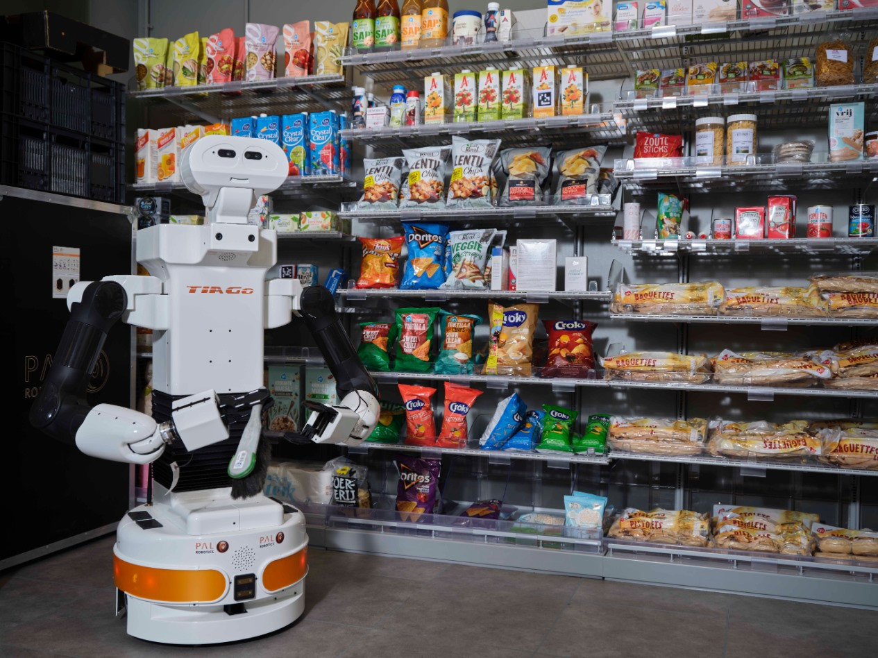 Robot làm việc tại cửa hàng bán lẻ. Ảnh: Tudelf