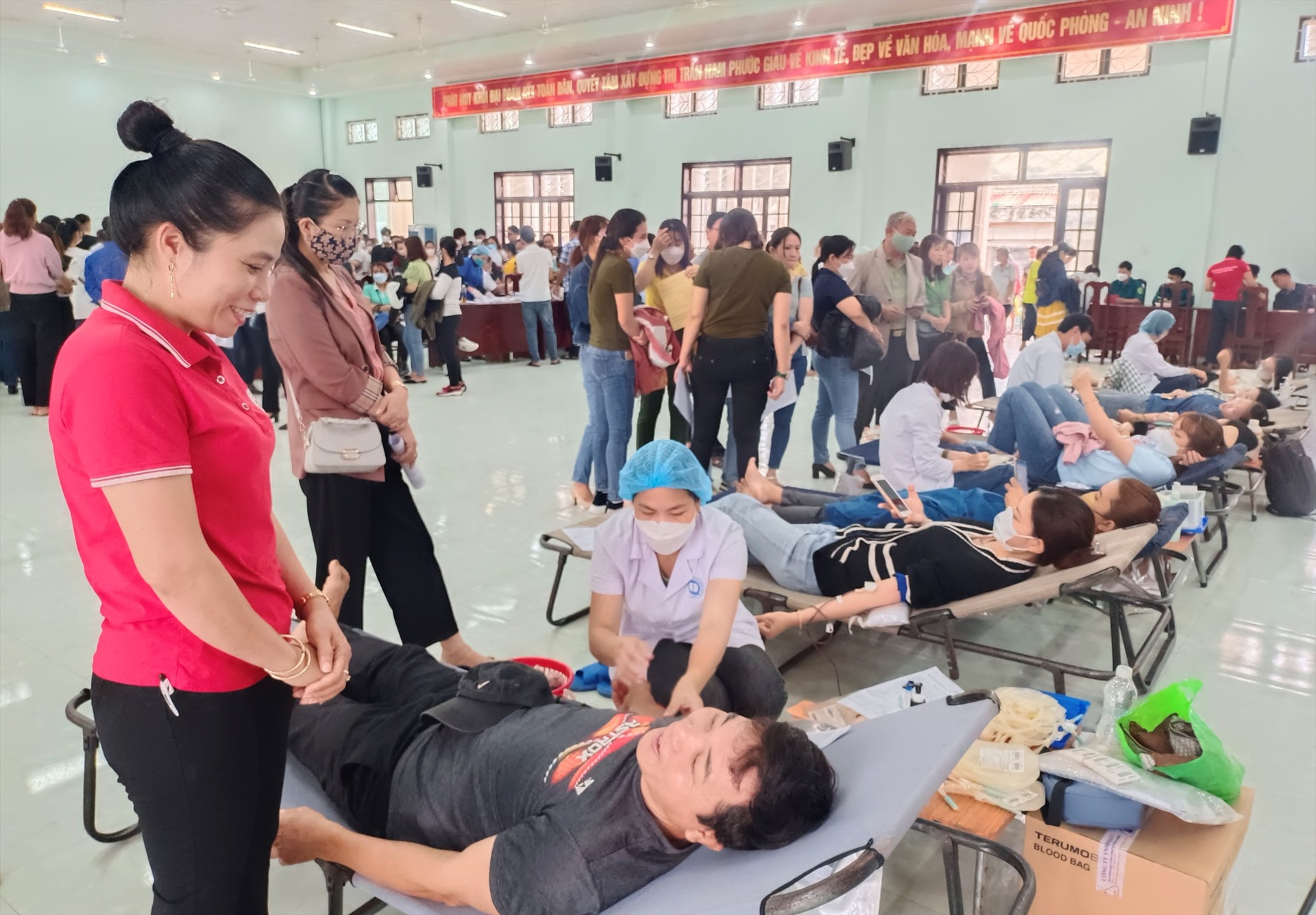 Chú thích ảnh: Lãnh đạo Hội chữ thập đỏ huyện Duy Xuyên hỏi thăm động viên các tình nguyện viên tham gia hiến máu