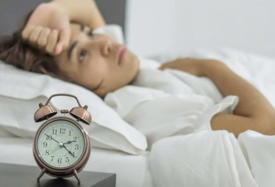 Tình trạng ngủ chập chờn, không sâu giấc có thể được cải thiện nếu bạn biết cách áp dụng một số mẹo vặt chữa mất ngủ.