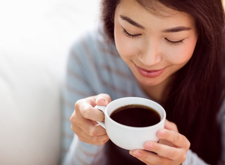 Một mẹo vặt chữa mất ngủ nữa là tránh sử dụng cà phê hay đồ uống có cồn vào ban đêm.