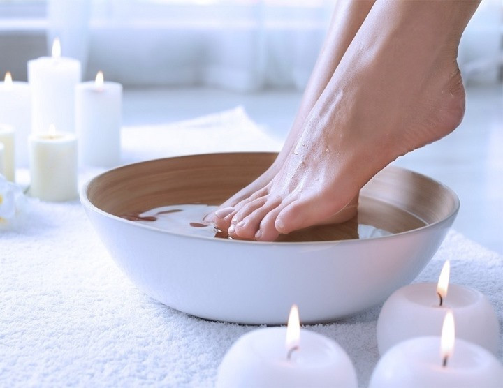 Ngâm chân bằng nước ấm là mẹo vặt chữa mất ngủ được nhiều người áp dụng.