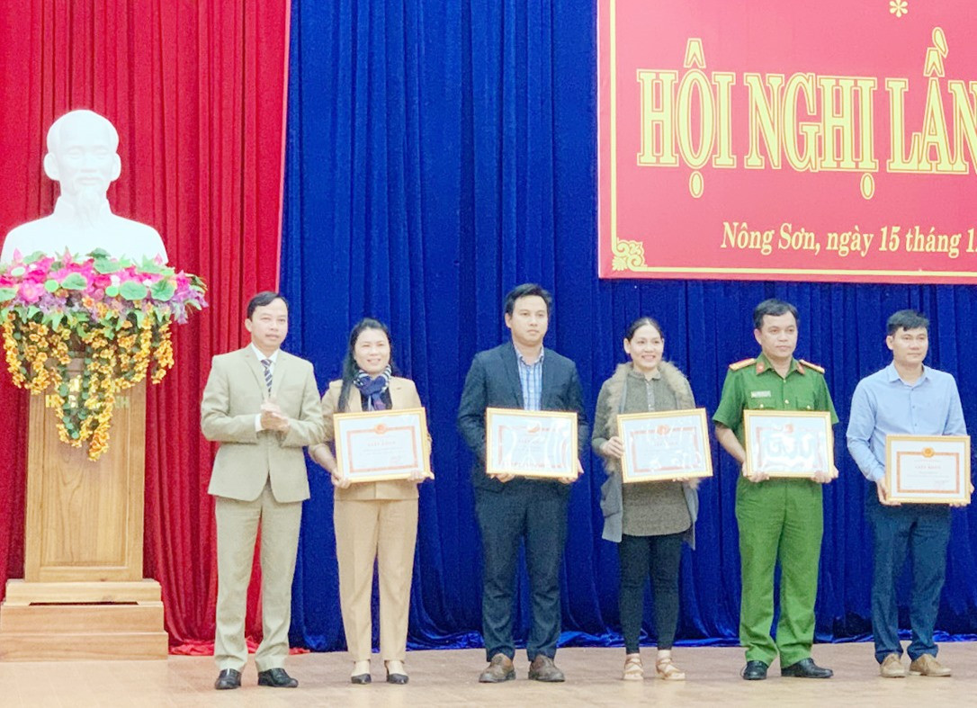 Huyện ủy Nông Sơn trao tặng Giấy khen cho các tập thể có thành tích xuất sắc trong công tác xây dựng Đảng năm 2022. Ảnh. Đ.H