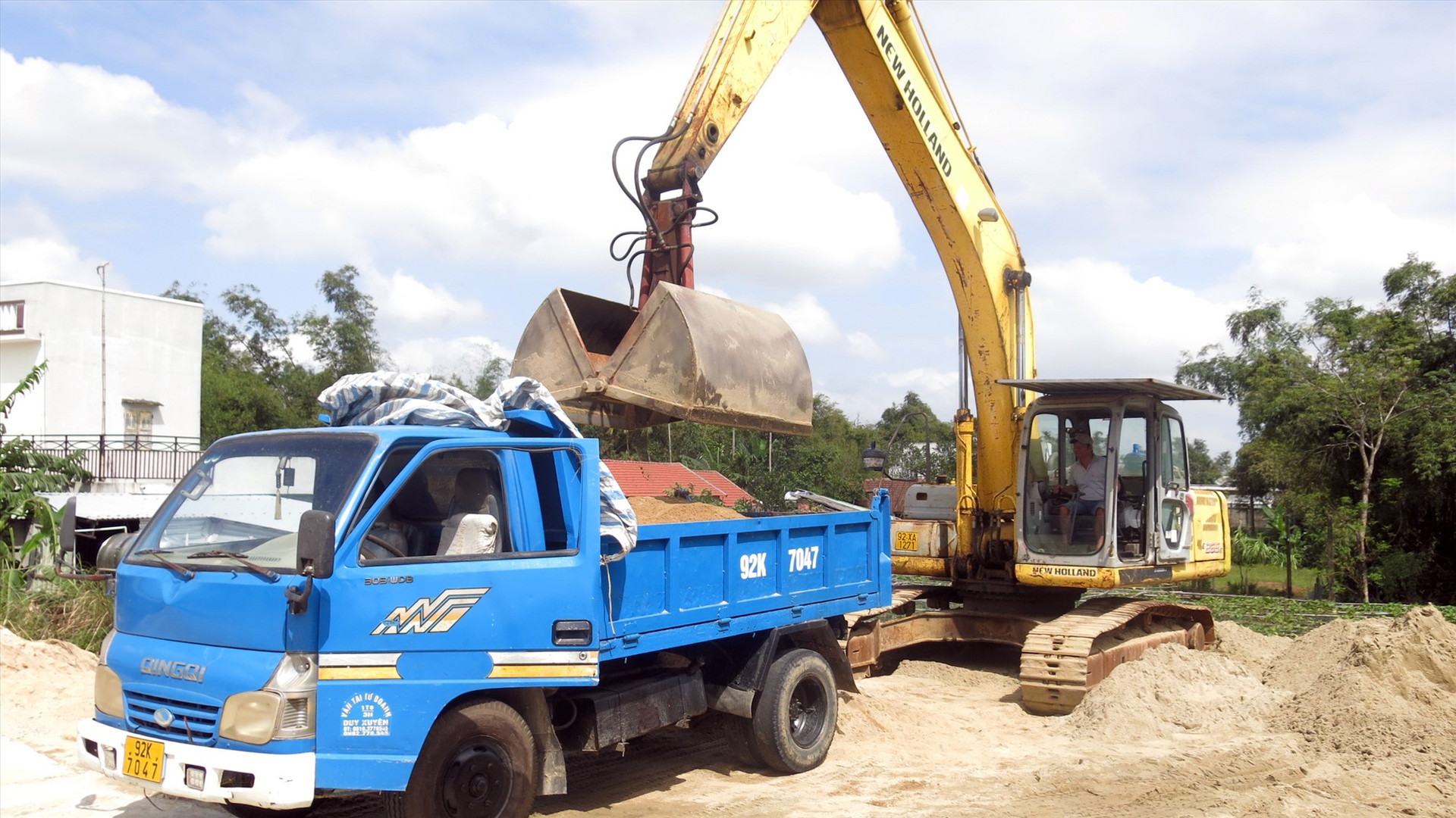 Bãi cát của anh Nguyễn Công Khanh không còn hàng, phải mua từ nơi khác về bán lẻ cho người dân. Ảnh: T.D