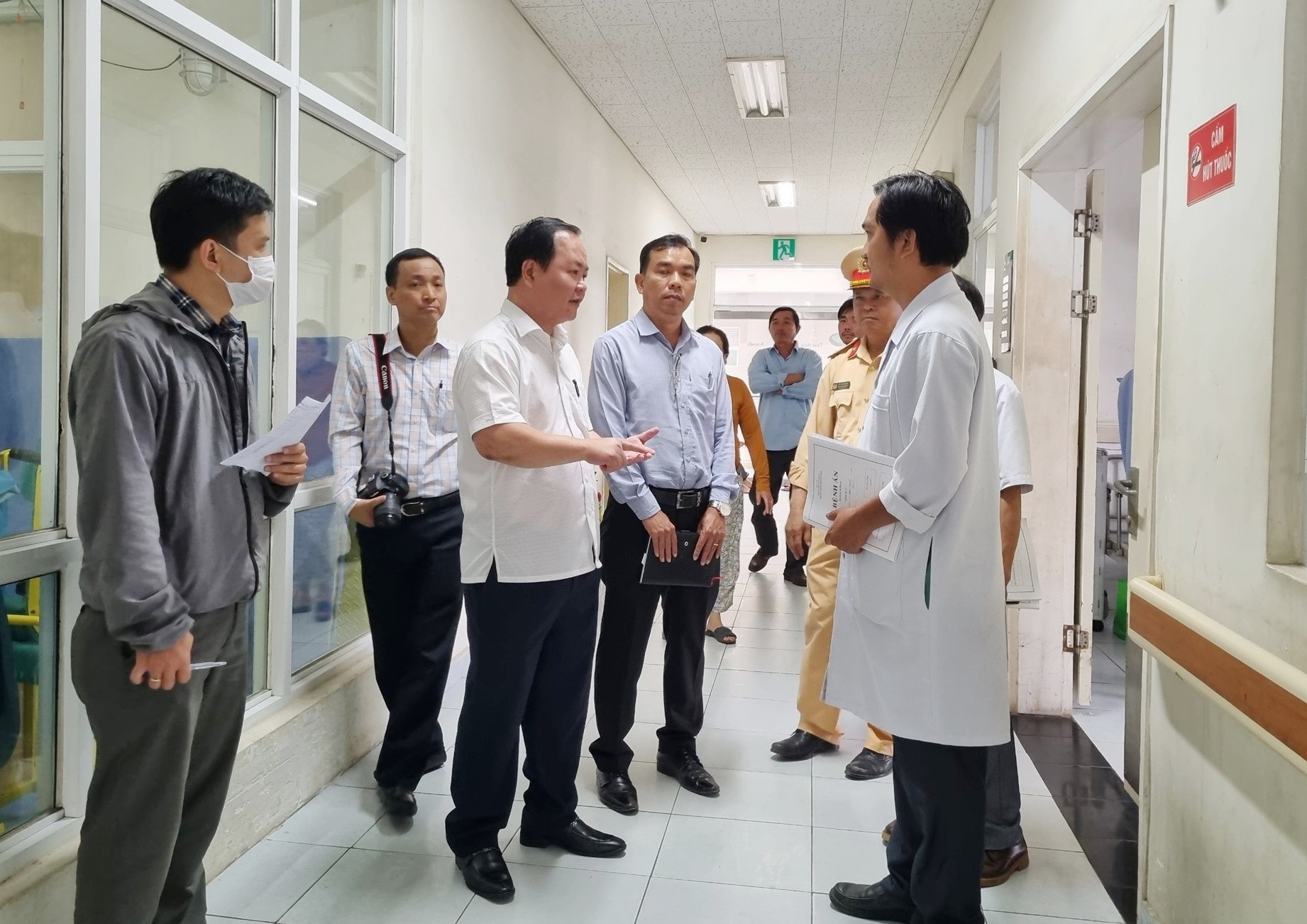 Phó Chủ tịch UBND tỉnh Nguyễn Hồng Quang đến thăm hỏi các nạn nhân. Ảnh: Đ.Q
