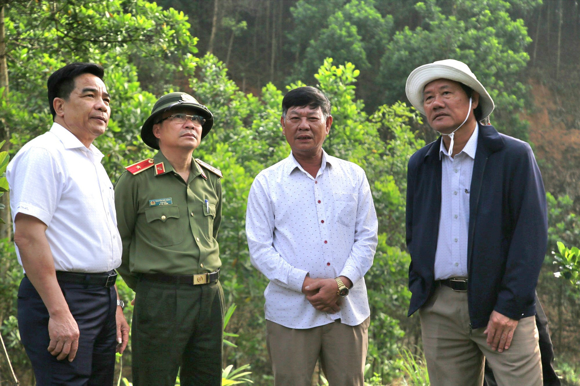 Đoàn công tác thăm, trò chuyện với ông Trần Văn Hạ (thứ 3 từ trái sang) - gương điển hình làm kinh tế giỏi ở thôn Lao Đu (xã Phước Xuân). Ảnh: T.C