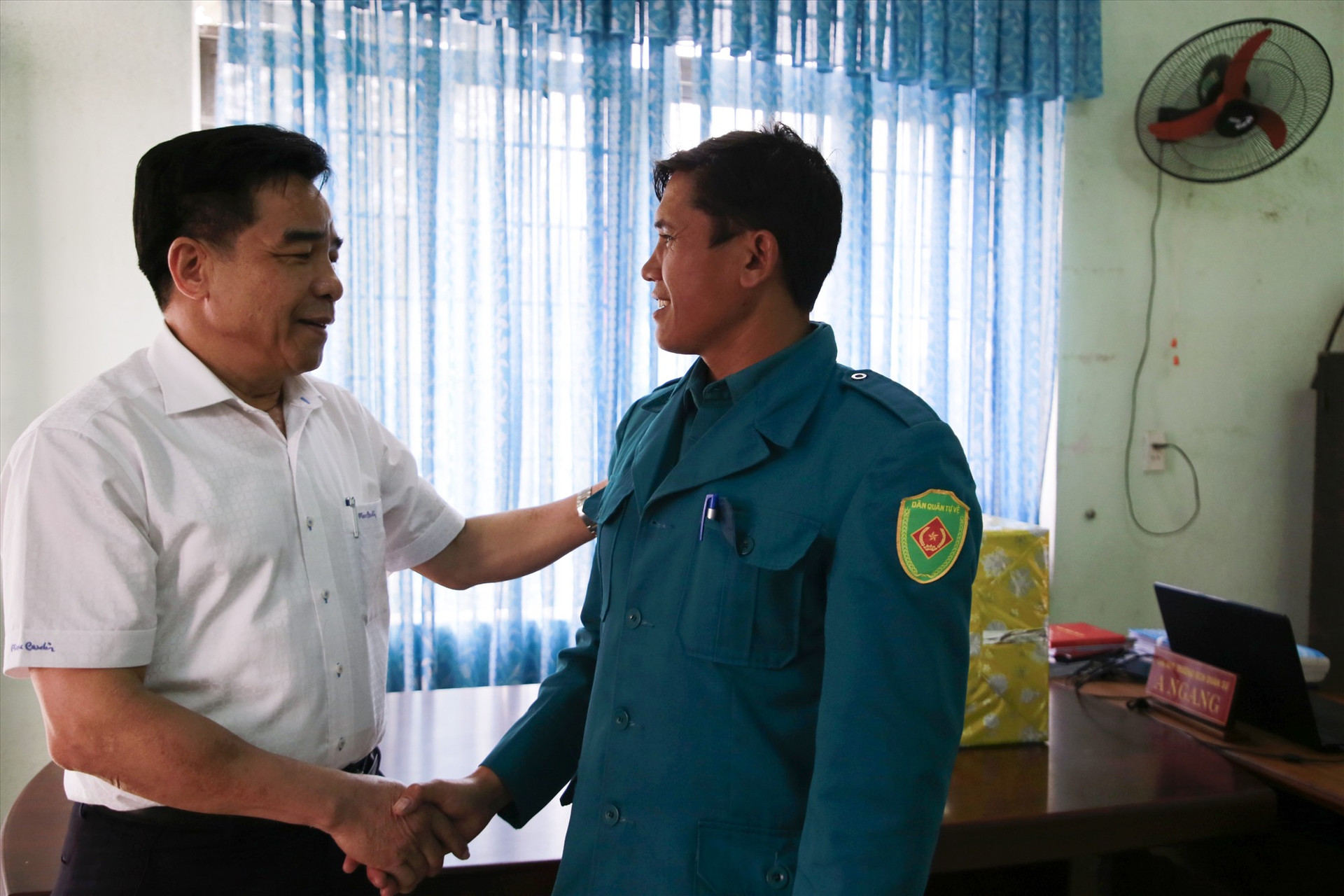 Đồng chí Lê Văn Dũng thăm hỏi một cán bộ dân quân xã Phước Xuân. Ảnh: T.C