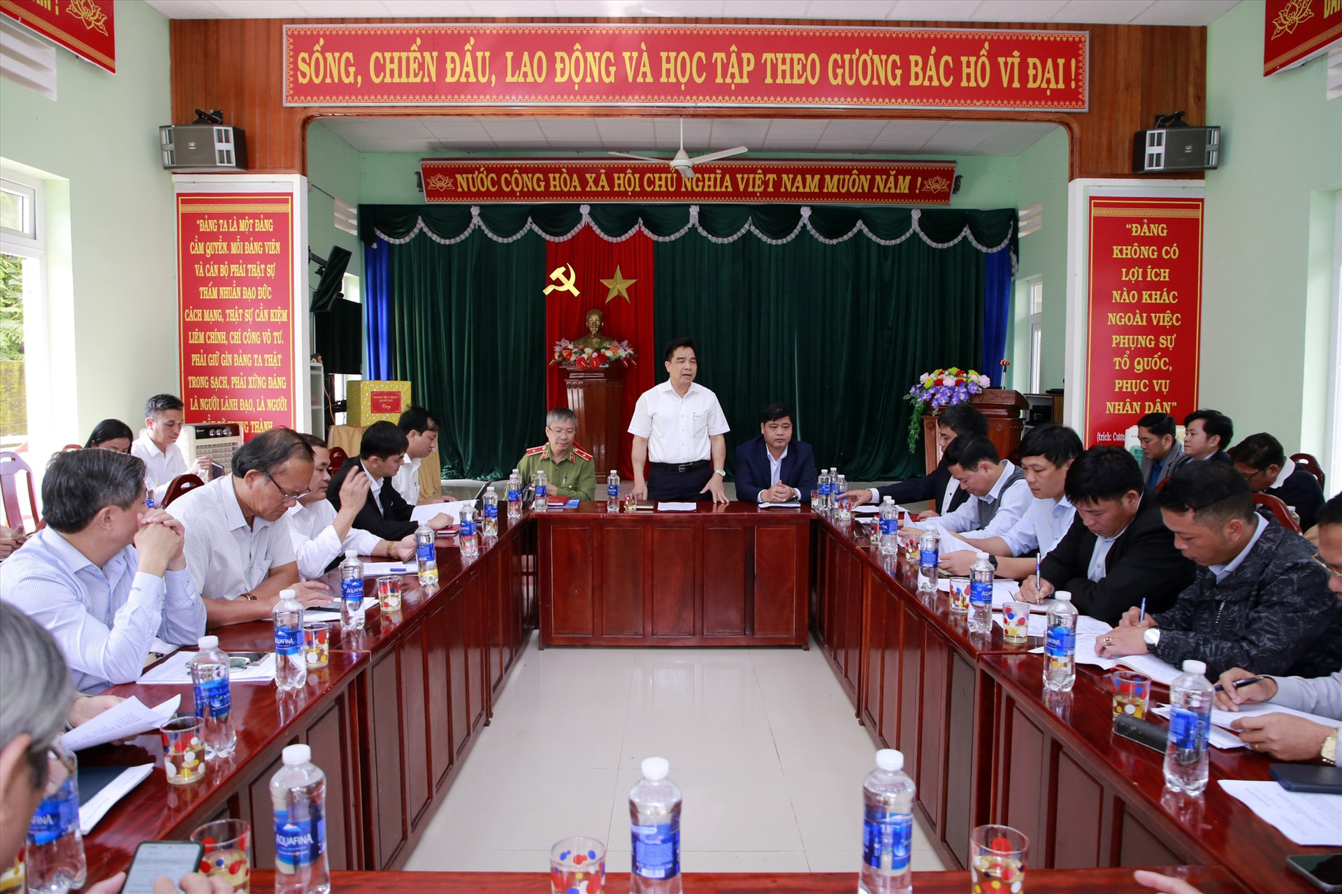 Phó Bí thư Tỉnh ủy Lê Văn Dũng làm việc với Đảng ủy xã Phước Xuân. Ảnh: T.C
