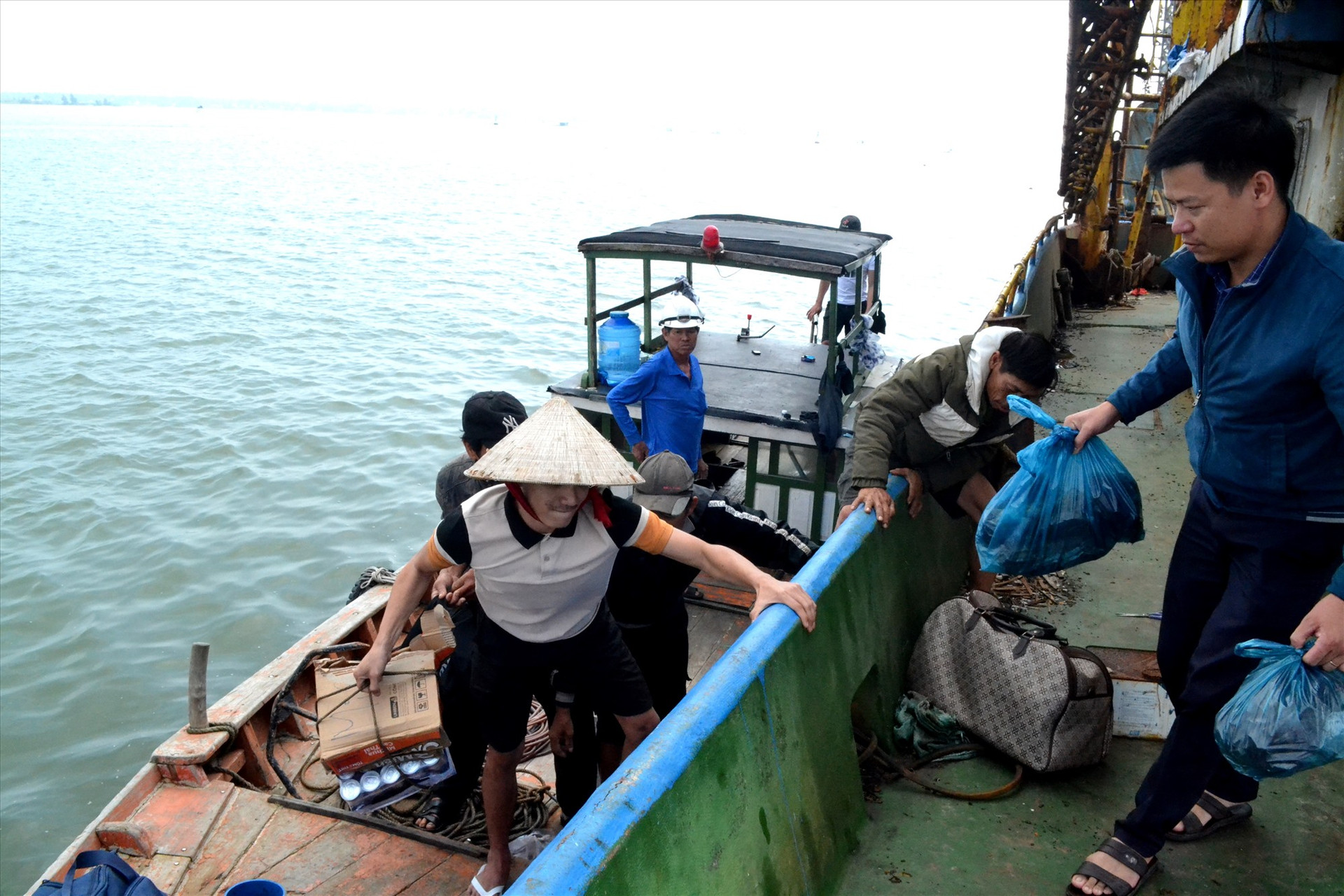 Phó Chủ tịch UBND xã Tam Giang Nguyễn Ngọc Vinh đón các bạn biển trở về trên tàu cá QNa-91829. Ảnh: Q.VIỆT
