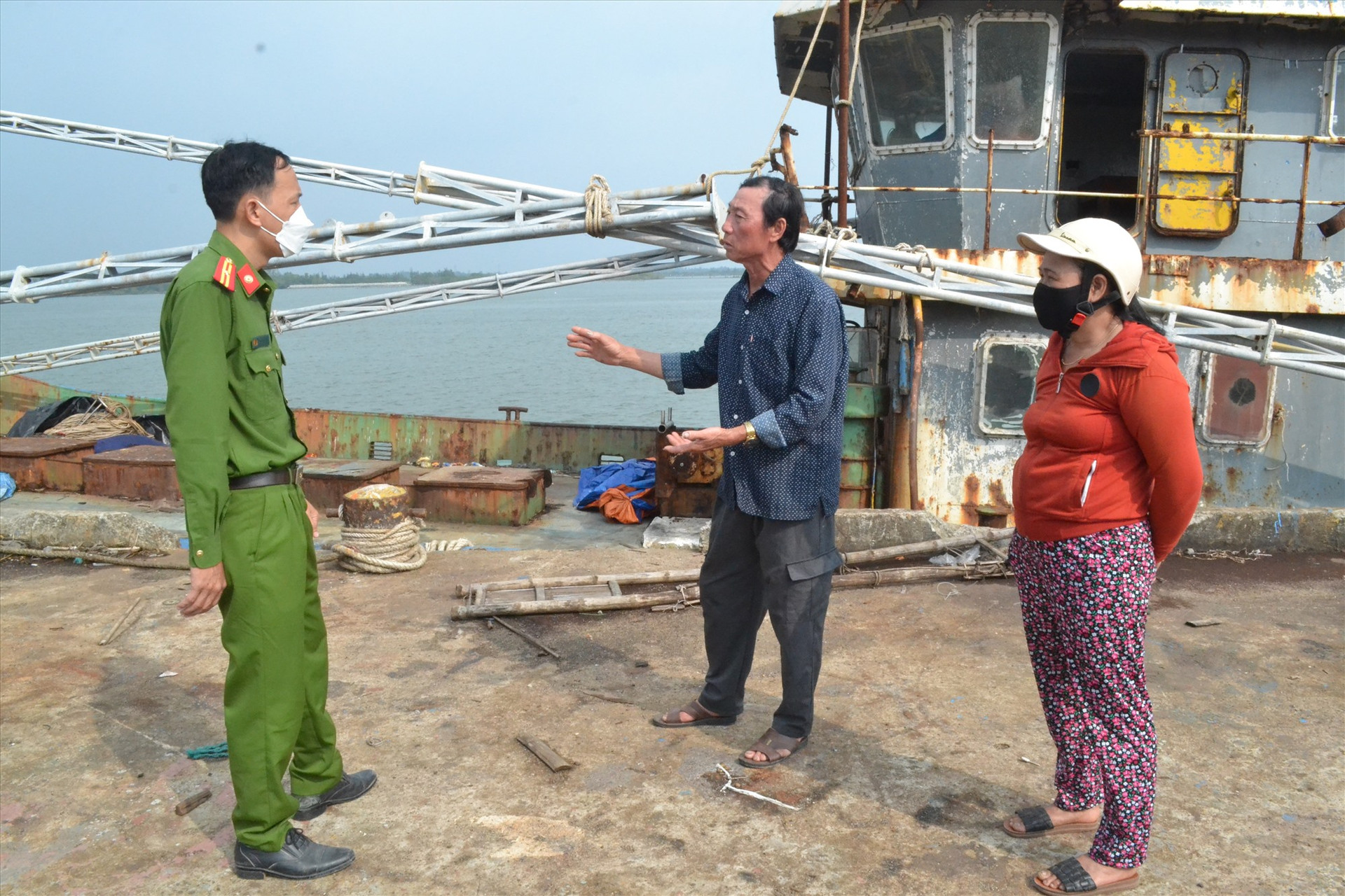 Ngư dân Huỳnh Văn Khôi kể lại sự việc trên tau cá QNa-91829 với công an xã Tam Giang. Ảnh: Q.VIỆT