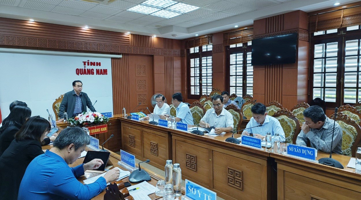Phó Chủ tịch UBND tỉnh Trần Anh Tuấn phát biểu chỉ đạo tại cuộc họp.   Ảnh: M.N