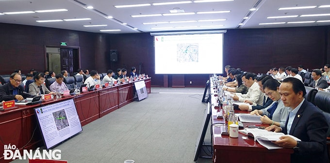 Các đại biểu dự hội nghị tập trung đánh giá kết quả thực hiện năm 2022 và nghiên cứu giải pháp quyết liệt thực hiện hoàn thành kế hoạch đầu tư công và giải phóng mặt bằng năm 2023. Ảnh: HOÀNG HIỆP
