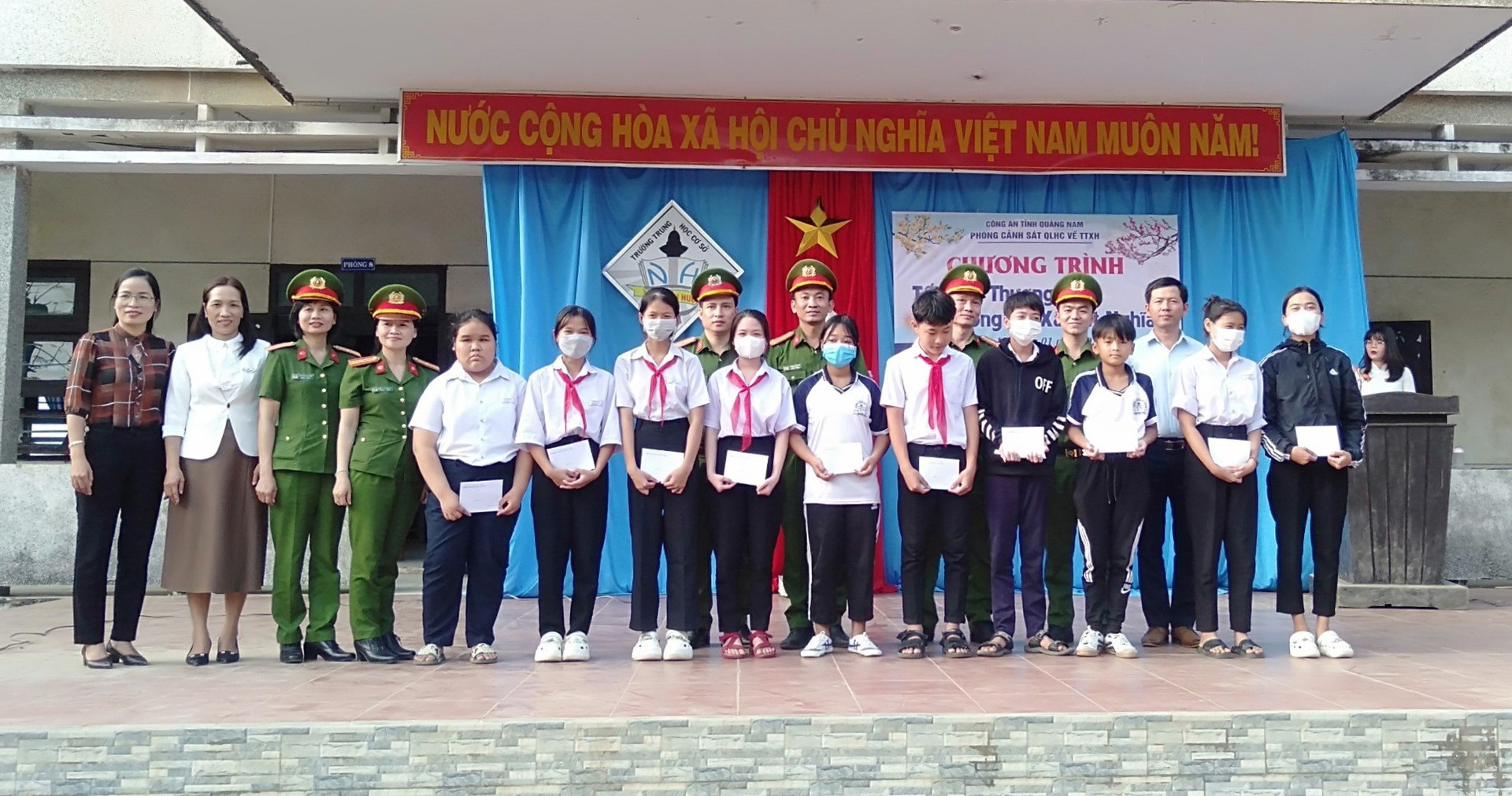 Phòng CSQLHC về TTXH tặng quà cho học sinh có hoàn cảnh khó khăn tại trường THCS Nguyễn Huệ.