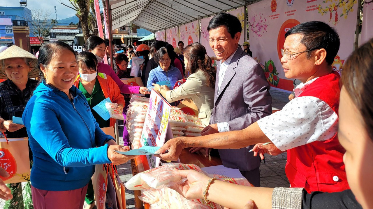 Người dân xã Tiên Châu (Tiên Phước) được mua các sản phẩm miễn phí tại chương trình “Chợ tết nhân ái” do Hội CTĐ tỉnh tổ chức. Ảnh: T.Đ