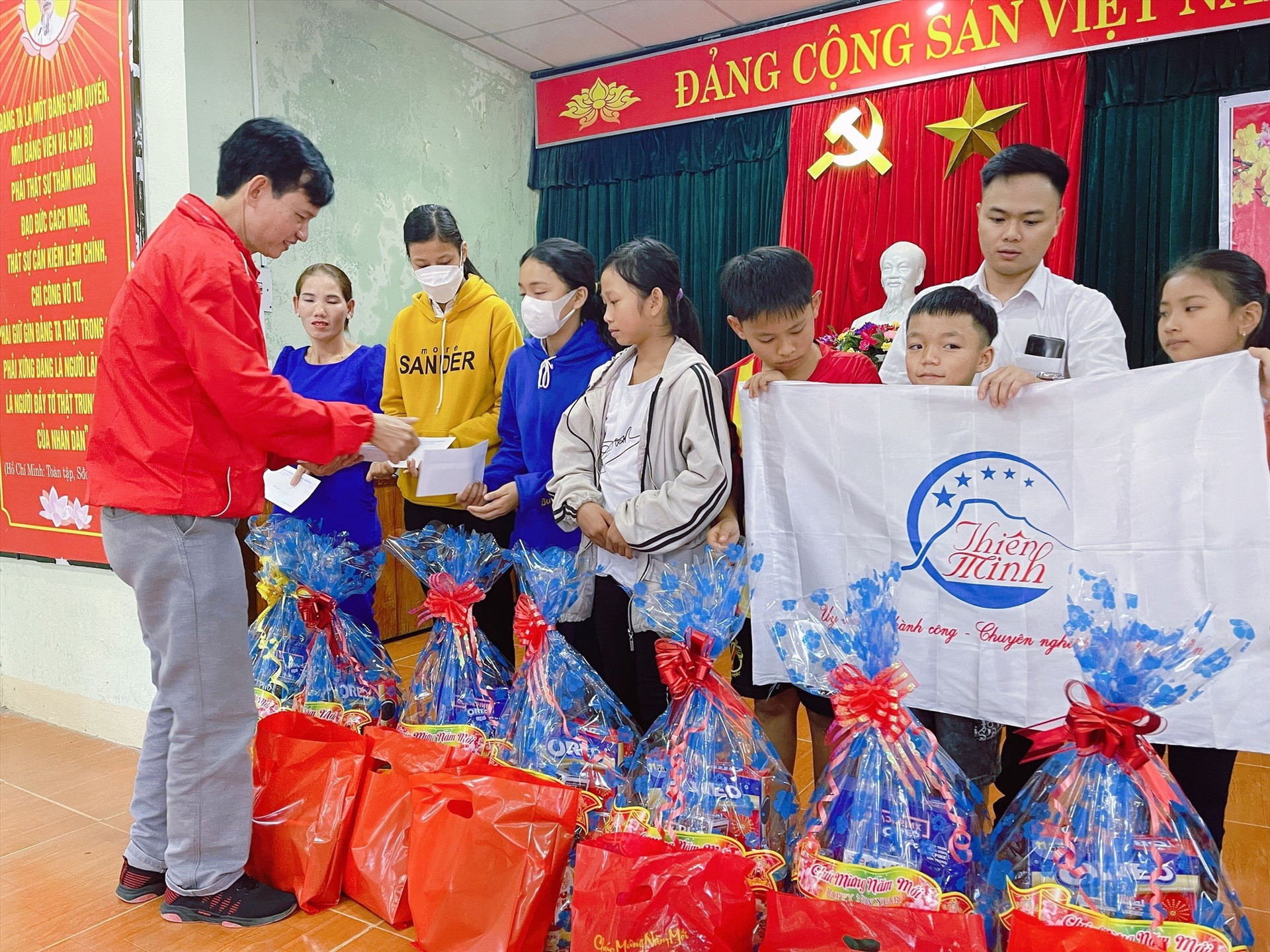 Ông Phan Công Ry - Phó Chủ tịch Hội CTĐ tỉnh tặng quà Tết nhân ái tại xã Tiên Thọ, huyện Tiên Phước.
