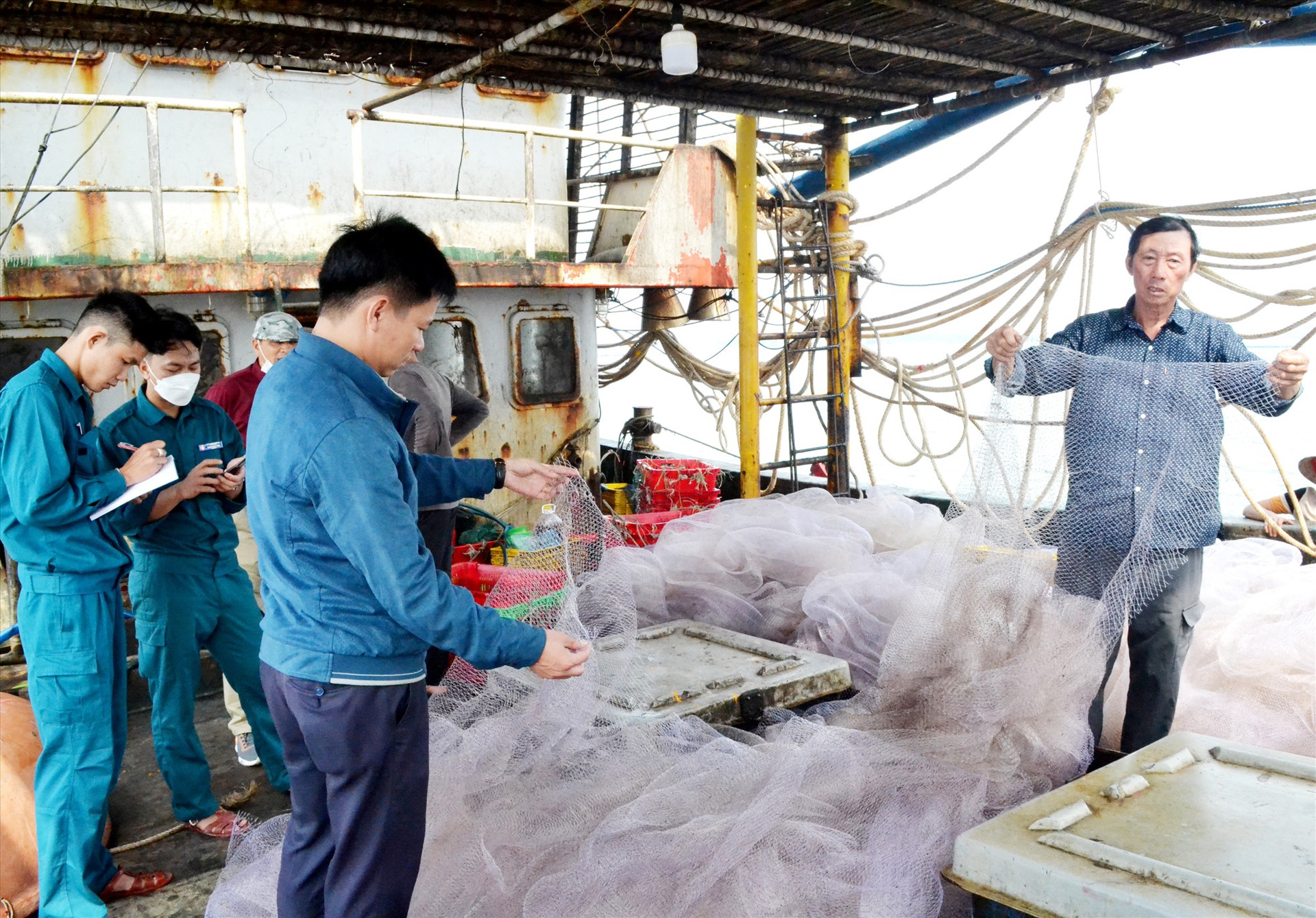 Chính quyền xã Tam Giang có mặt để chia sẻ, động viên các ngư dân trên tàu cá QNa-91829. Ảnh: NGUYỄN QUANG
