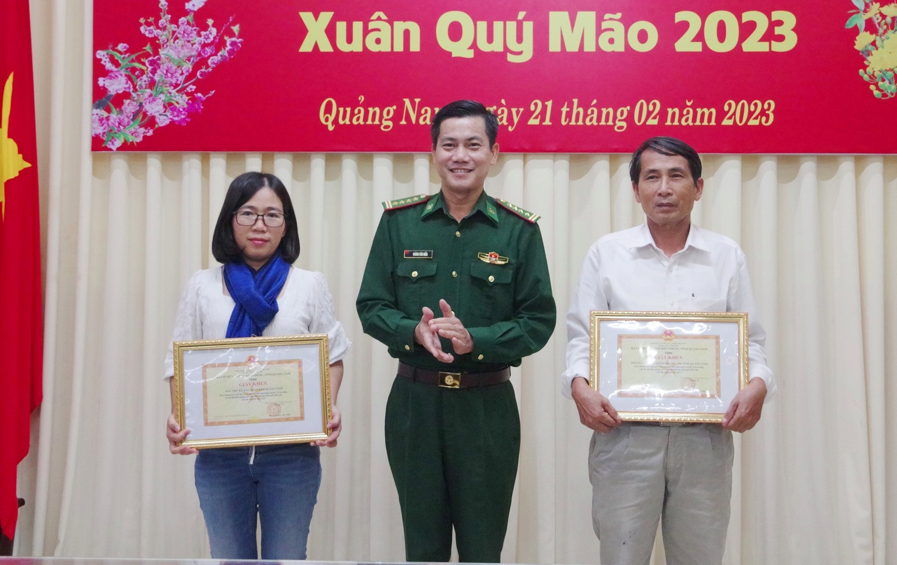 Đại tá Hoàng Văn Mẫn - Chính ủy BĐBP tỉnh trao tặng giấy khen cho 2 tập thể có thành tích trong phối hợp công tác tuyên truyền năm 2022. Ảnh: HUỲNH CHÍN