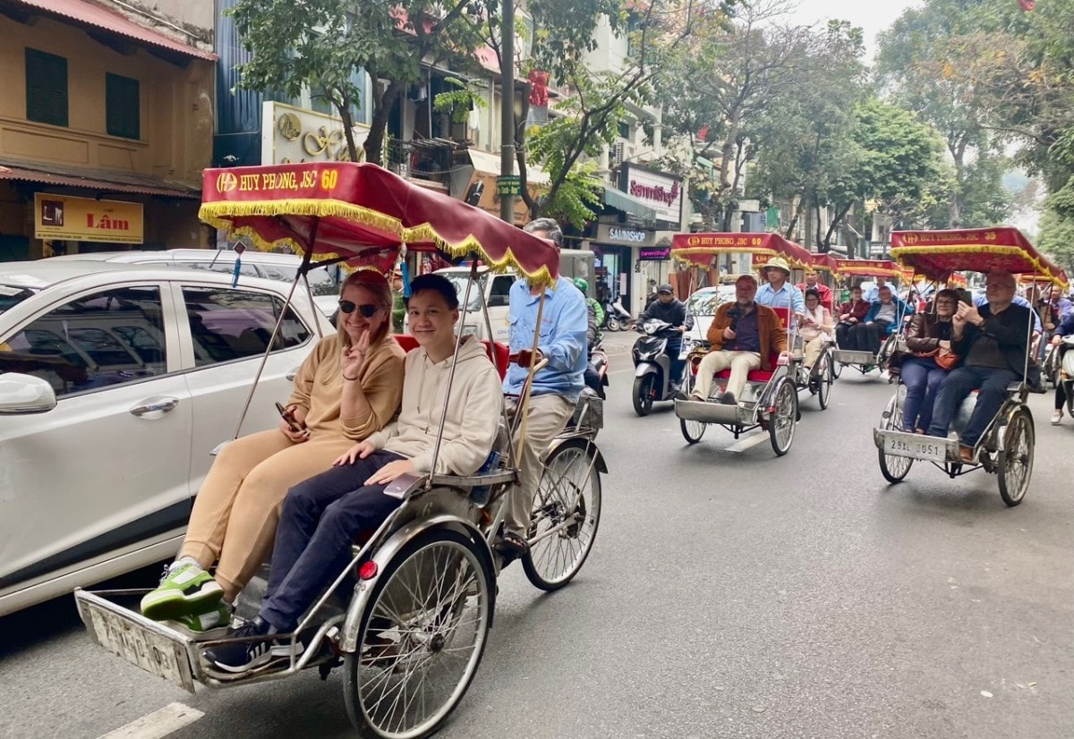 MICE tourists from Europe visit notable sightseeing spots across the country. (Photo: tcdulichtphcm.vn)